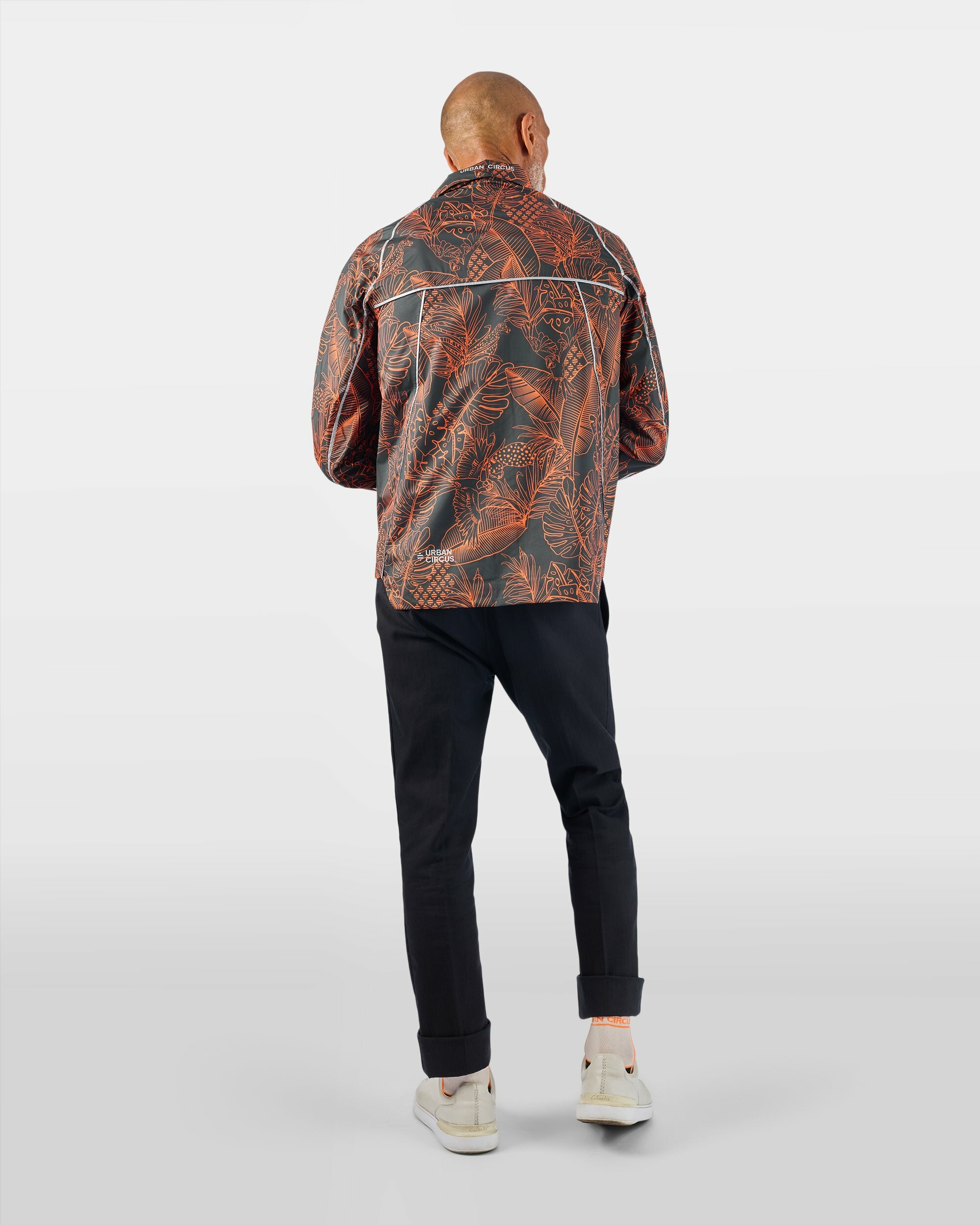 veste-ultra-legere-sport-velo-respirante-noire-orange-motifs-jungle-homme-dos-capuche-retractee-col