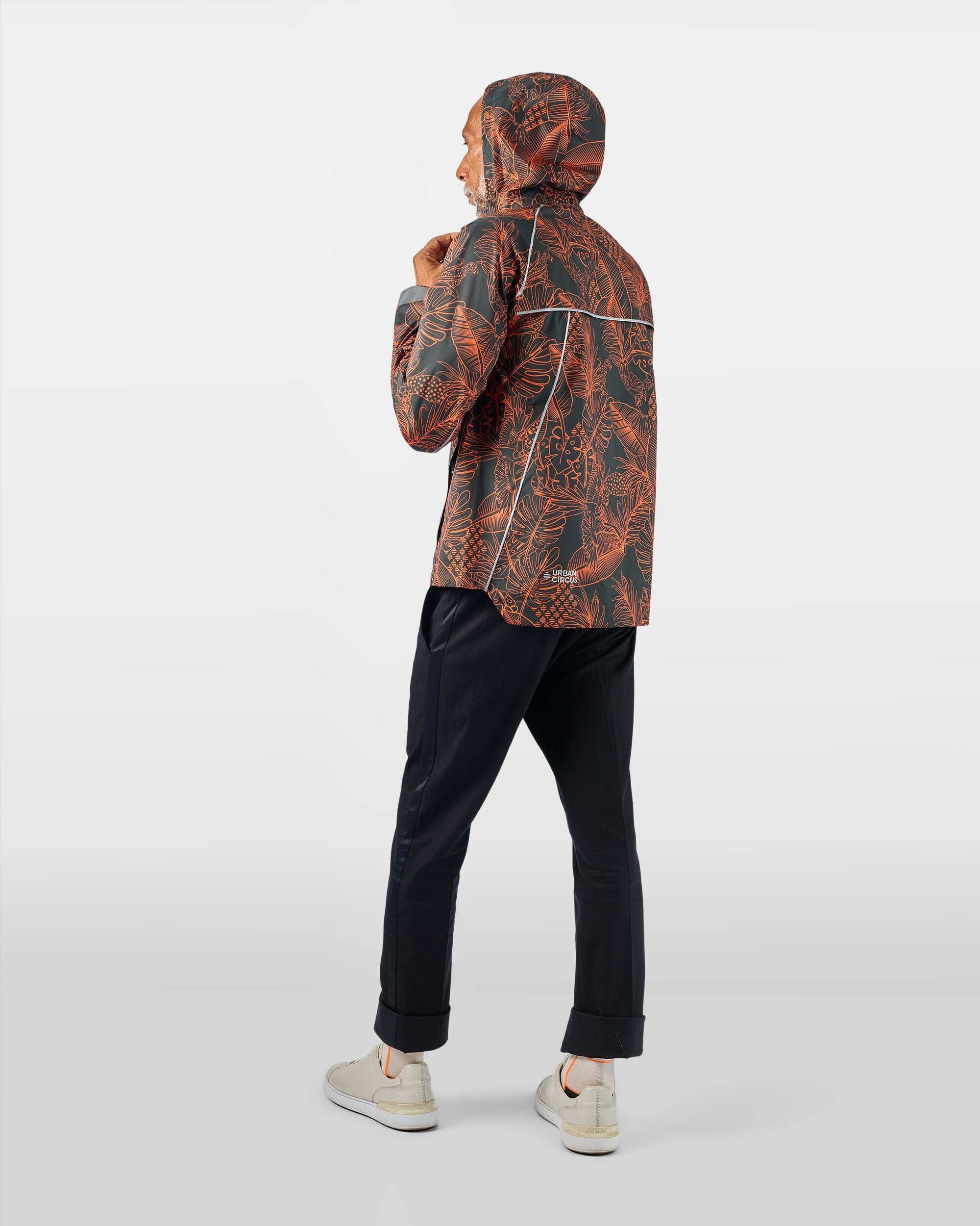 veste-ultra-legere-sport-velo-impermeable-respirante-noire-orange-motifs-jungle-homme-dos-capuche