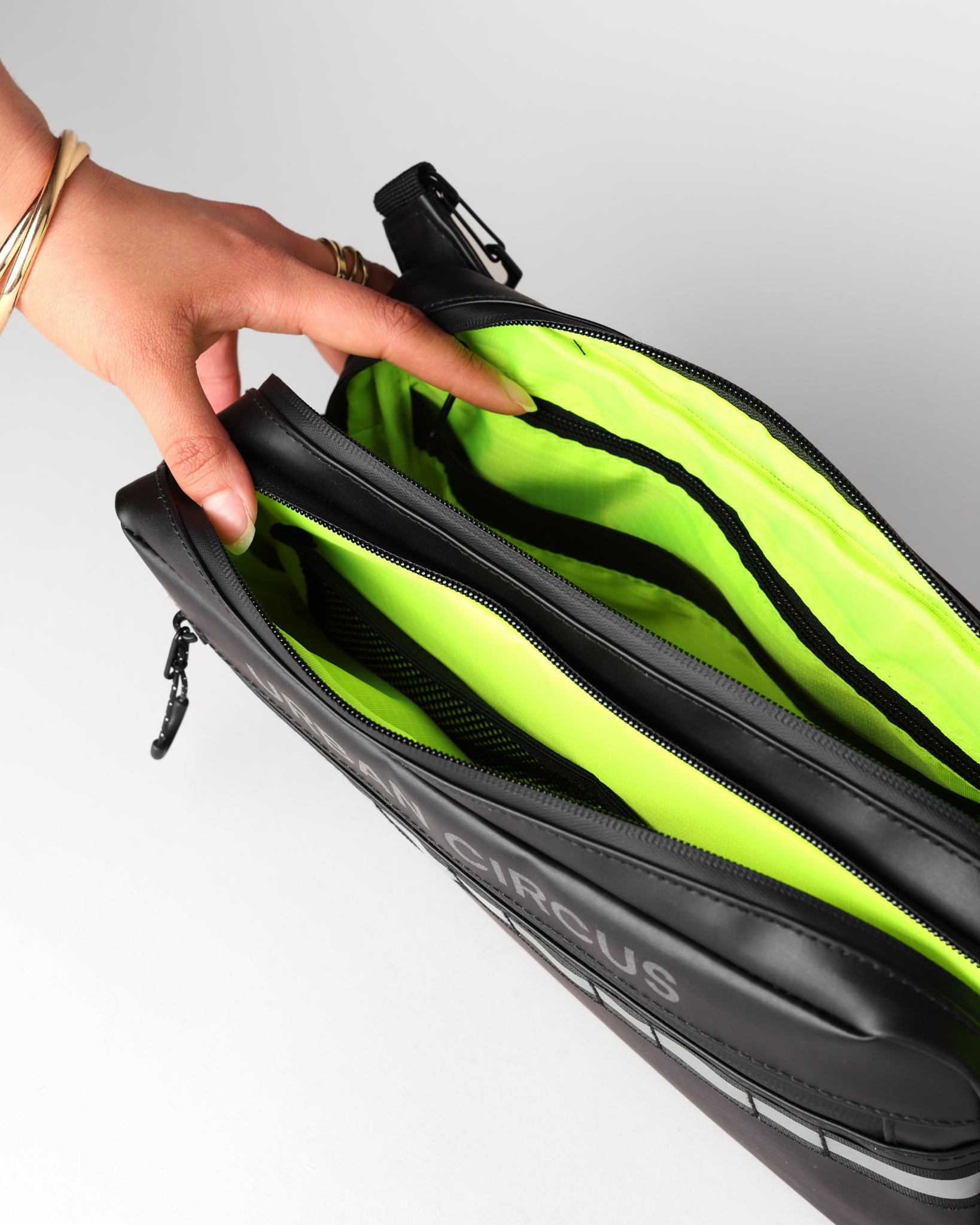 sac-sacoche-guidon-velo-3-litres-modulable-noire-impermeable-interieur-fluo
