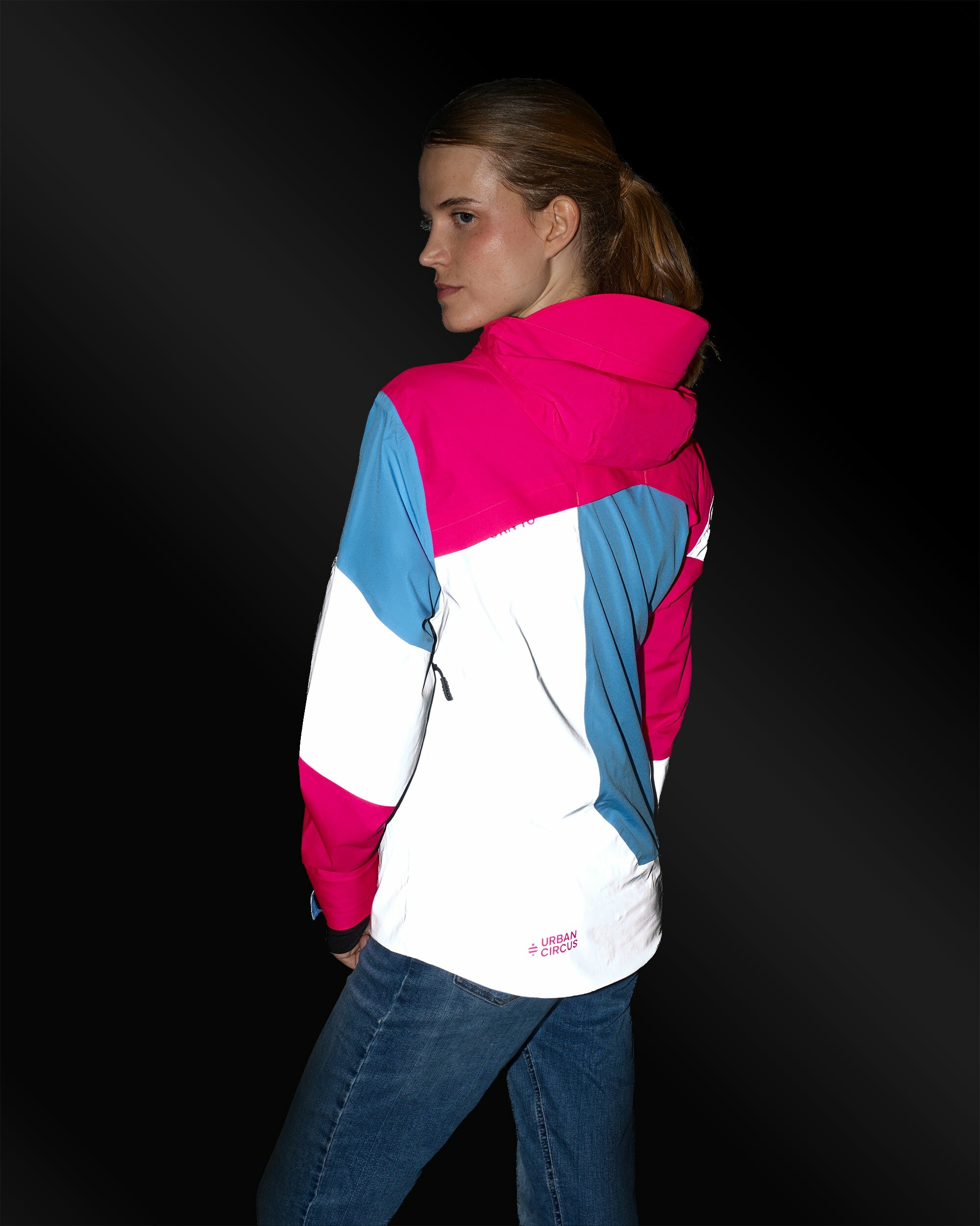 repop-light-veste-legere-respirante-visible-reflechissante-velo-ville-rose-fluo-bleu-ciel-femme-dos-nuit