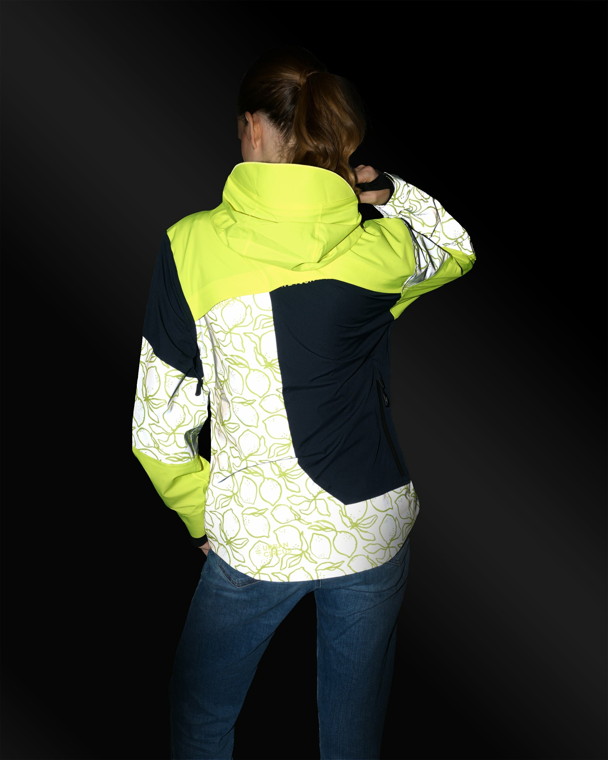repop-light-veste-legere-velotaf-jaune-fluo-motifs-citron-impermeable-reflechissante-femme-dos