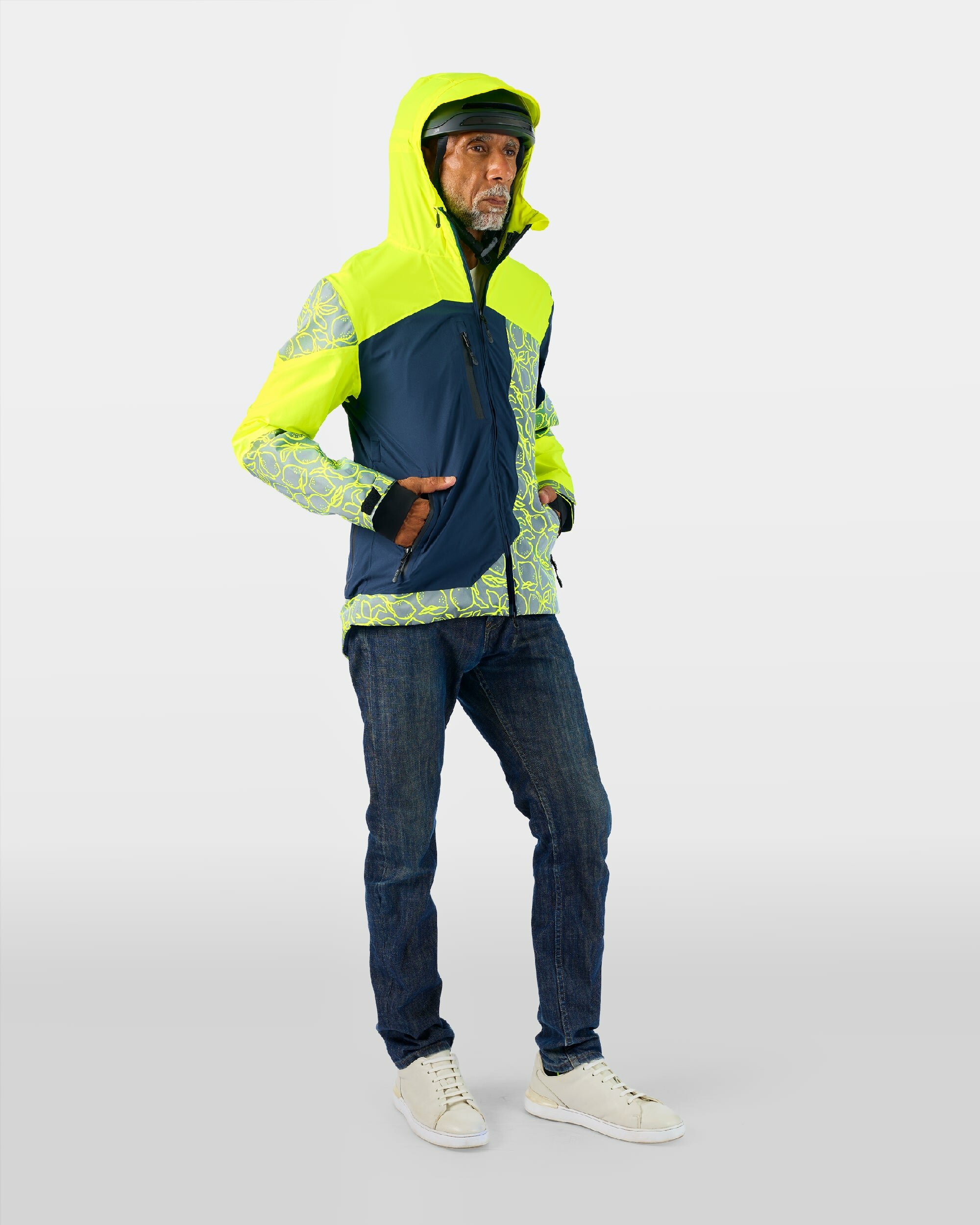 repop-light-veste-legere-velotaf-jaune-fluo-motifs-citron-impermeable-grande-capuche-sur-casque-homme