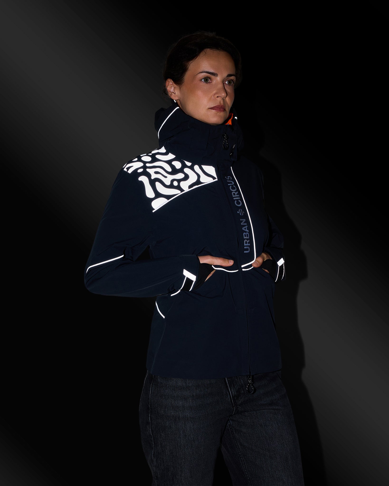 veste-legere-impermeable-bvouac-noire-motif-splash-femme-reflechissante-nuit