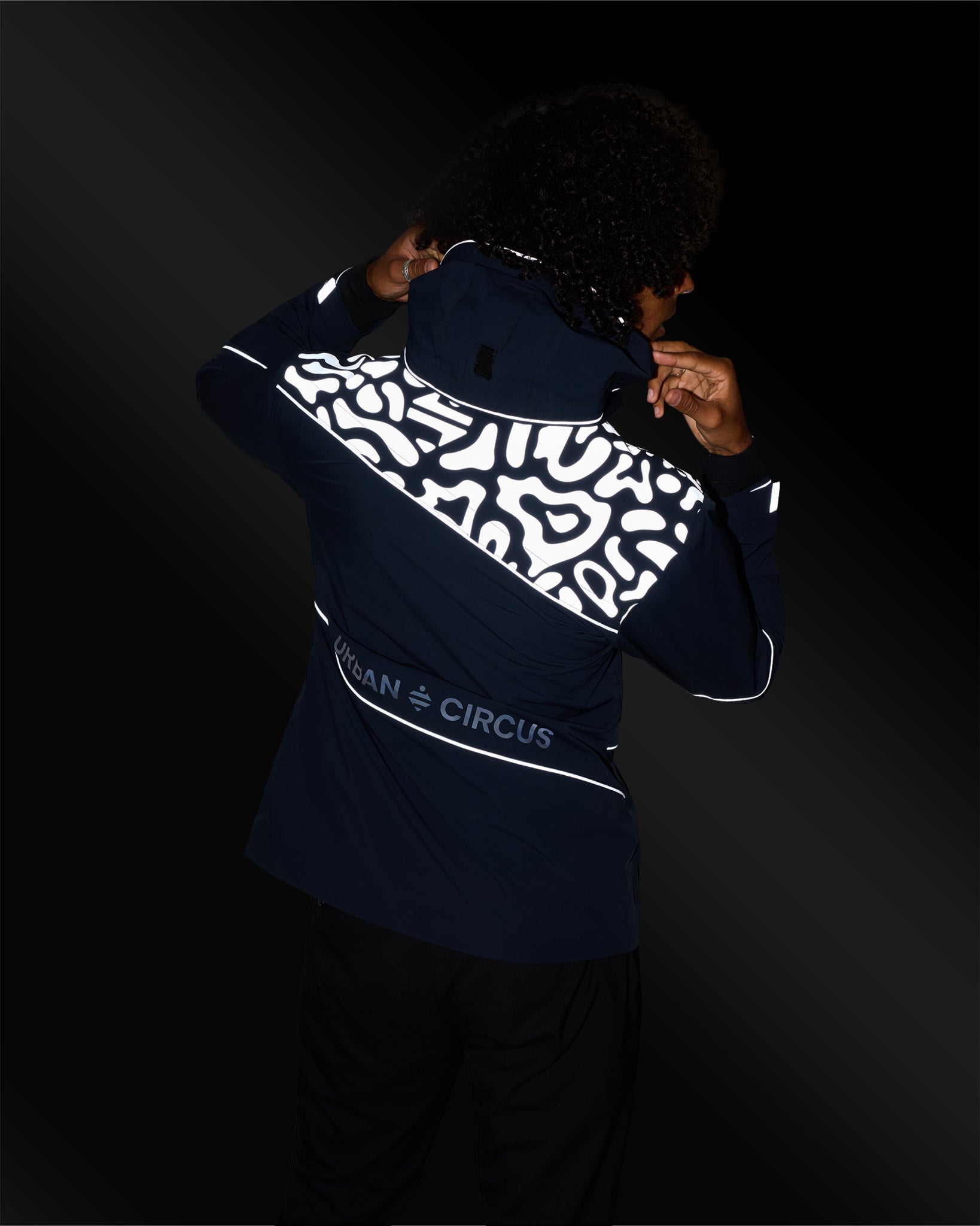 veste-legere-impermeable-bvouac-noire-motif-splash-homme-reflechissante-nuit