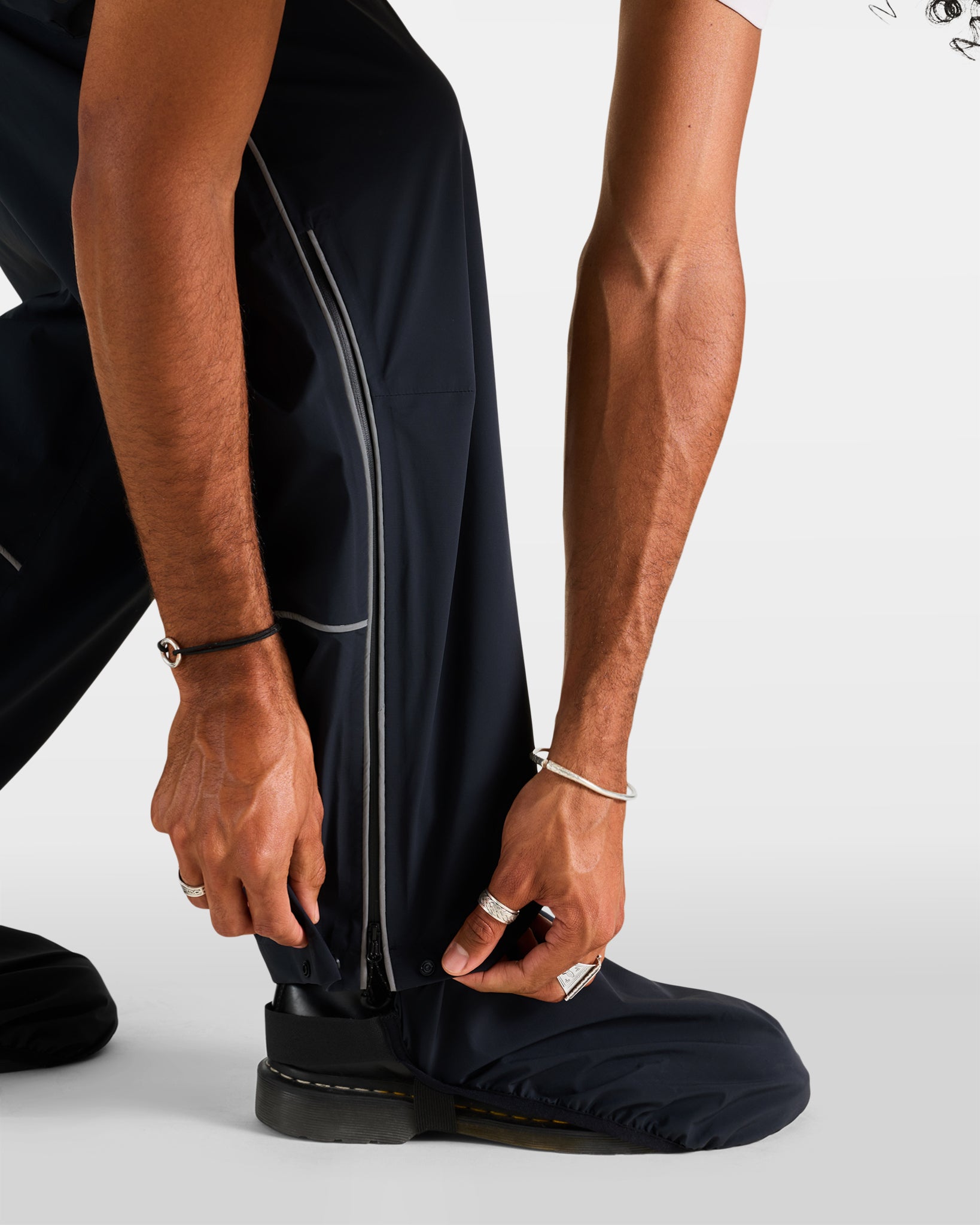 surpantalon-de-pluie-technique-respirant-sur-chaussure-ajustable-bvouac-noir-velotaf