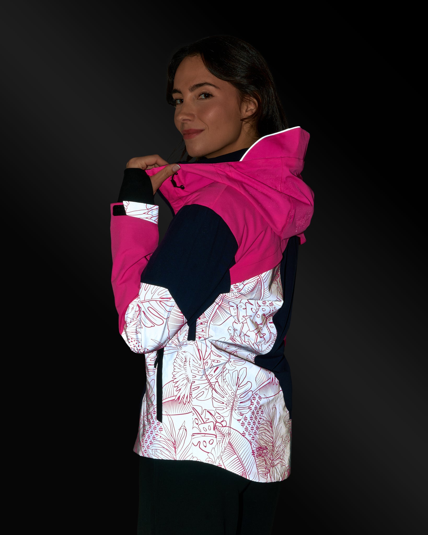 veste-velo-visible-rose-fluo-motif-jungle-impermeable-reversible-reflechissante-femme