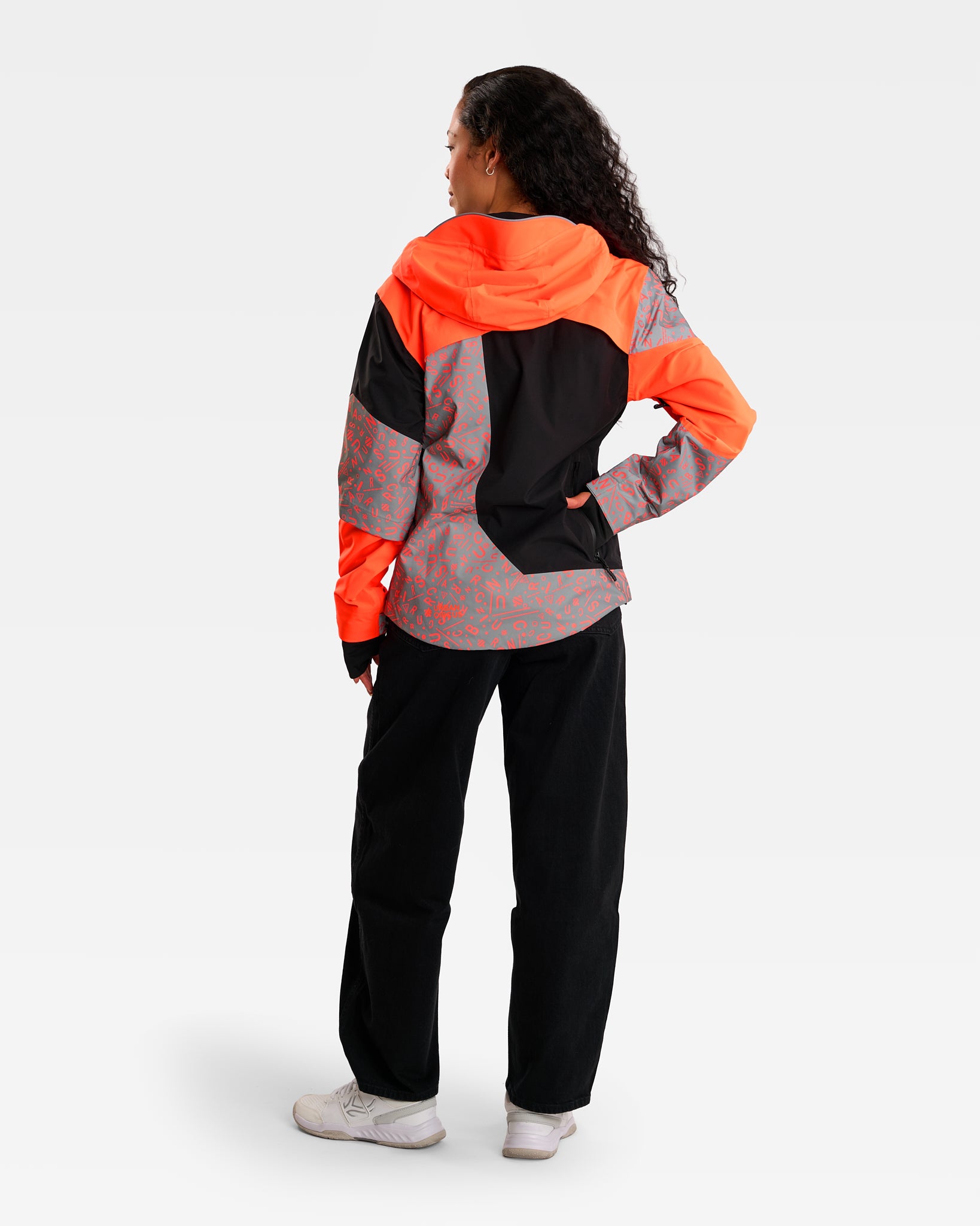 repop-orange-noire-motif-graffiti-veste-velotaf-impermeable-dos-femme