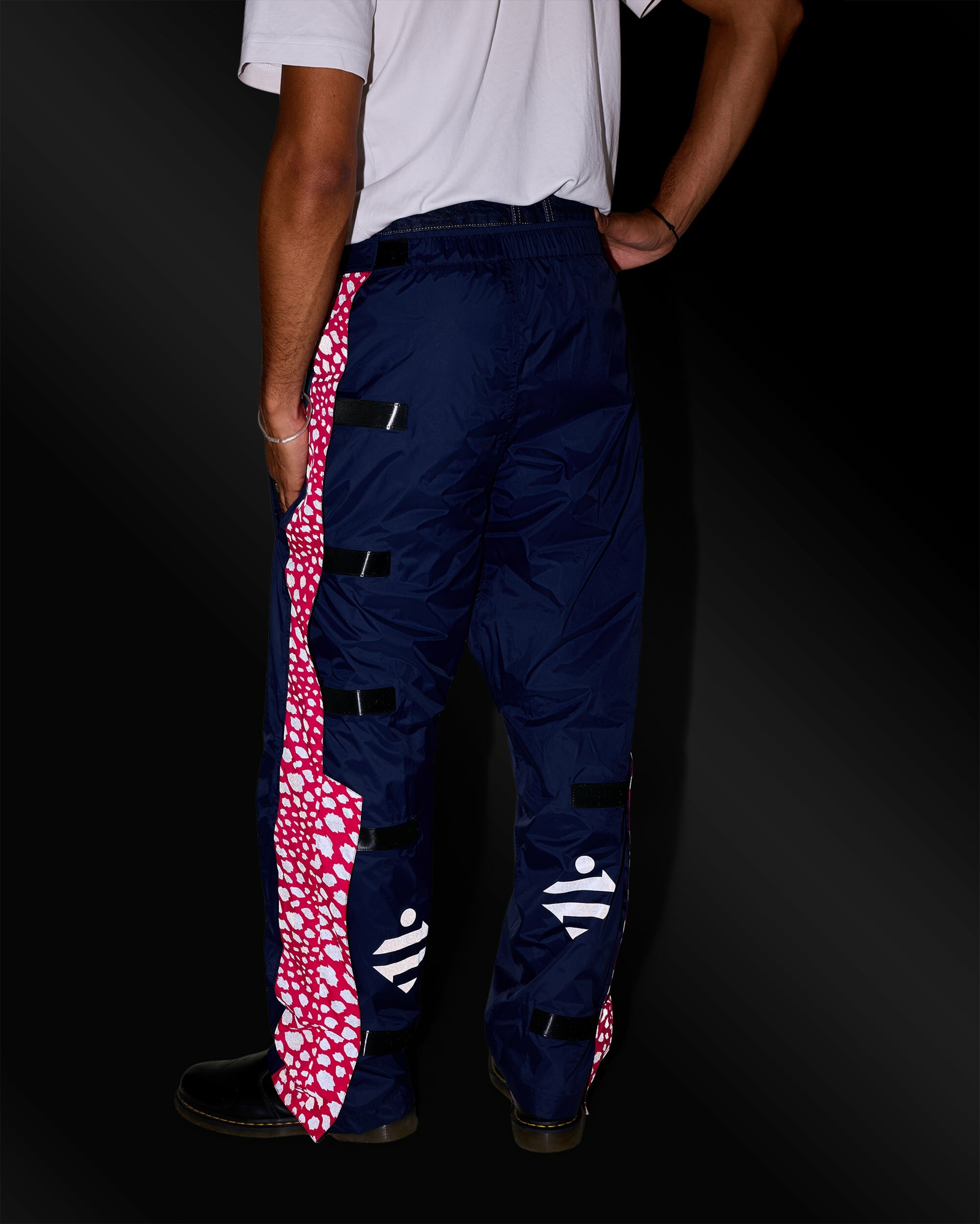 pantalon-de-pluie-impermeable-velo-bleu-marine-rose-motifs-guepard-reflechissants-nuit-homme-dos