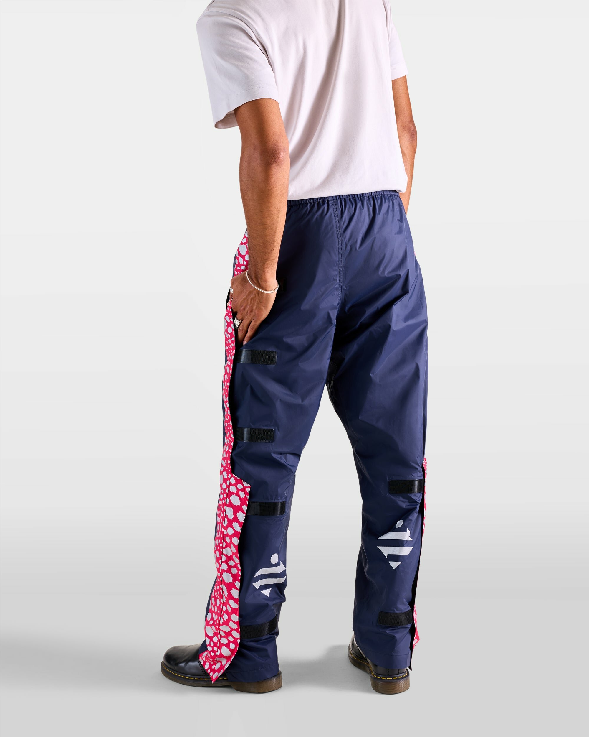 surpantalon-de-pluie-impermeable-velo-bleu-marine-rose-motif-guepard-homme-dos