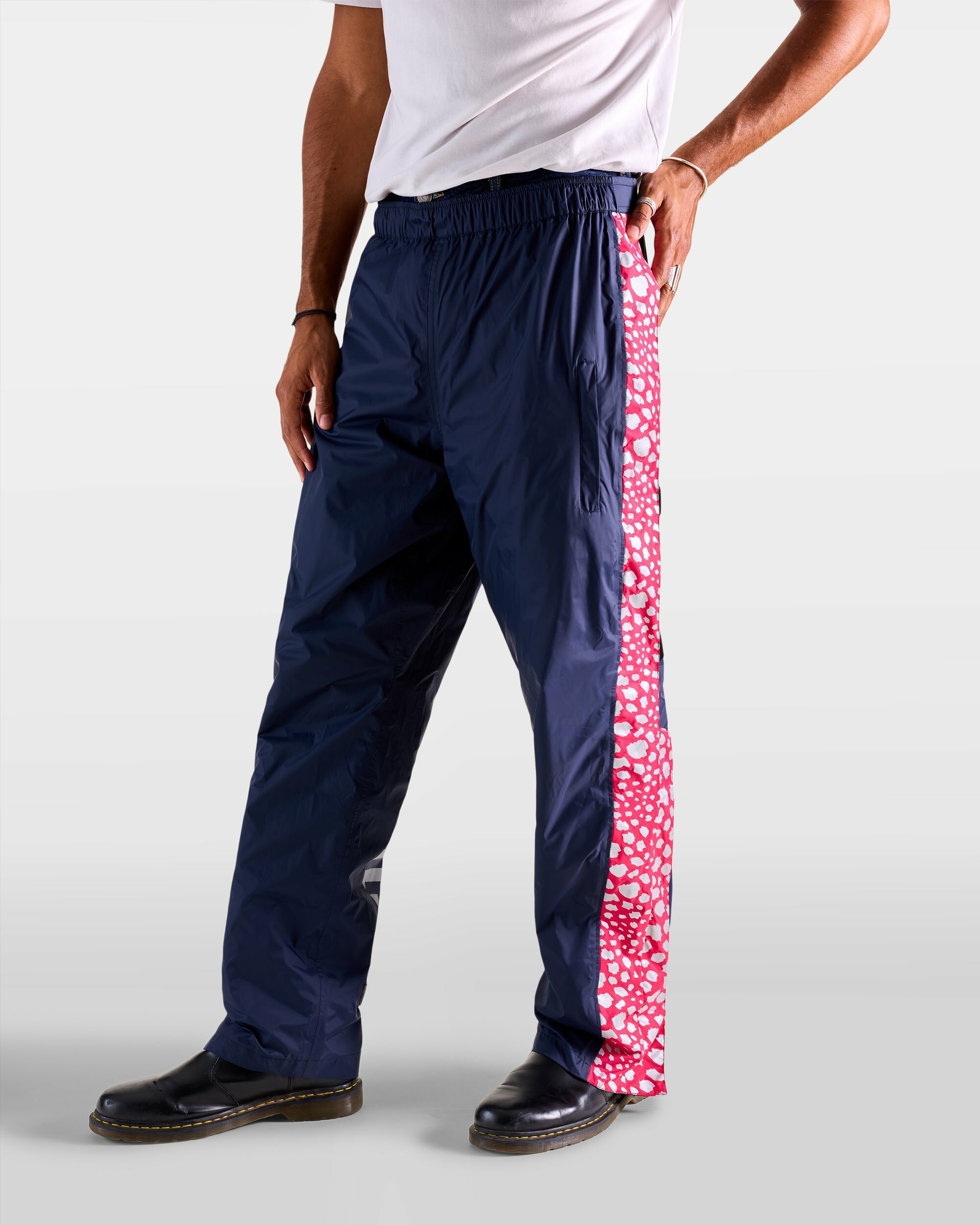surpantalon-de-pluie-impermeable-velotaf-bleu-marine-rose-motif-guepard-homme