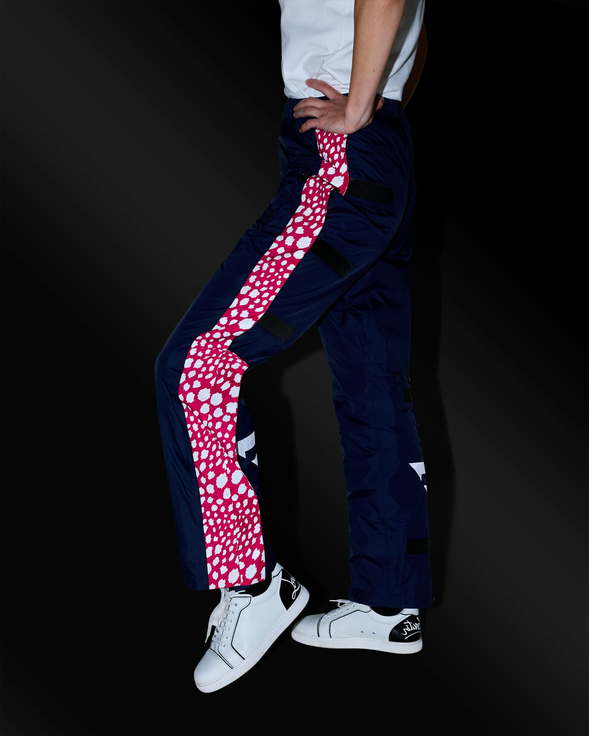 pantalon-de-pluie-impermeable-velo-bleu-marine-rose-motifs-guepard-reflechissants-nuit-femme