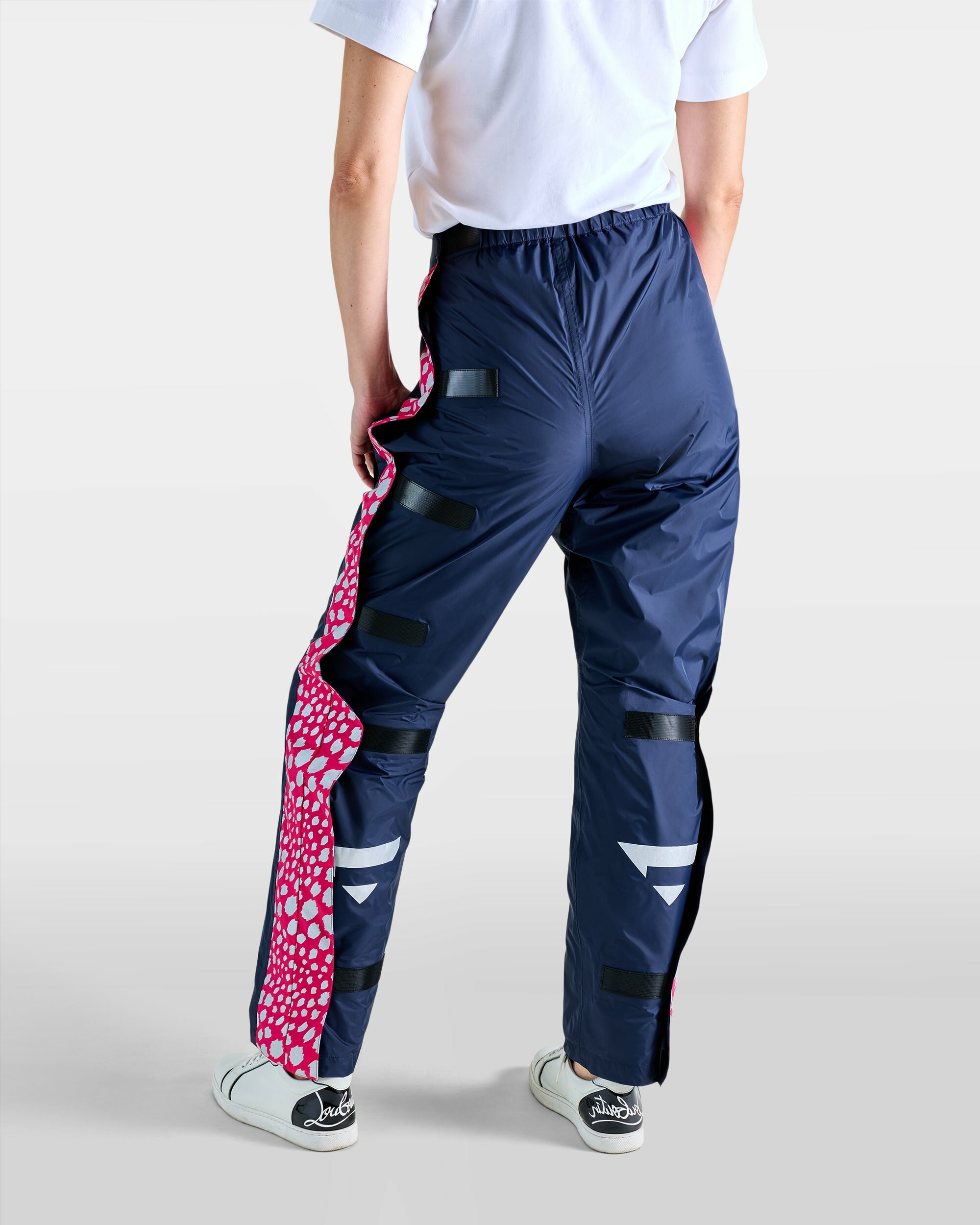 surpantalon-de-pluie-impermeable-velo-bleu-marine-rose-motif-guepard-femme-dos