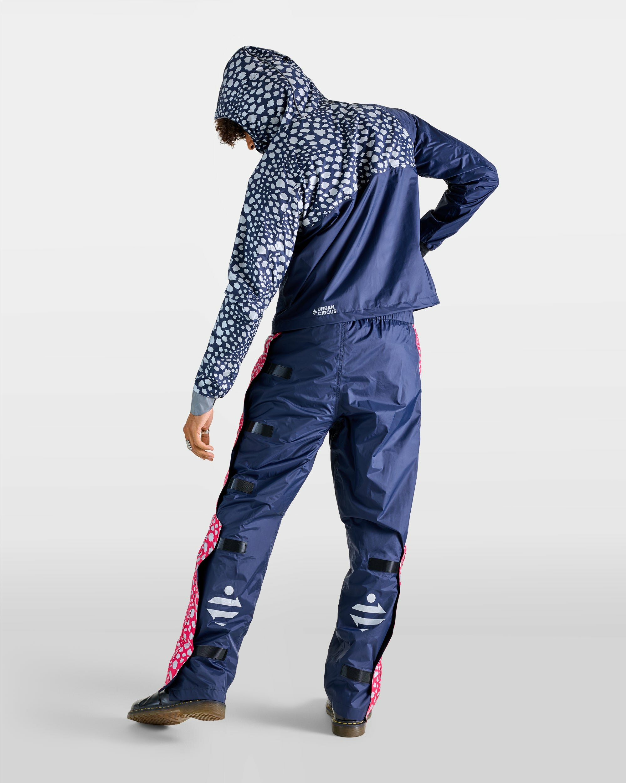ensemble-anorak-pantalon-de-pluie-impermeable-velotaf-bleu-marine-rose-motif-guepard-homme-dos