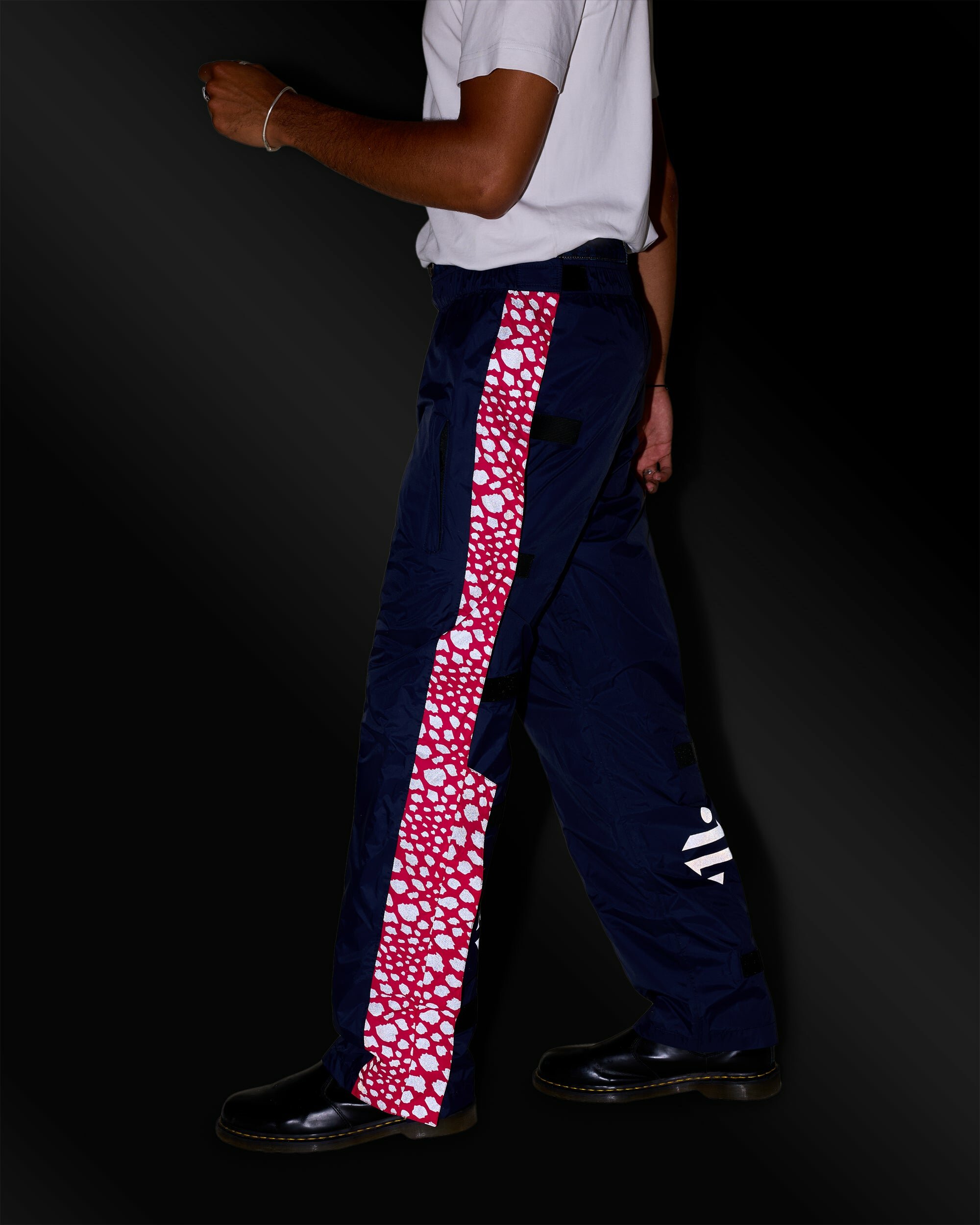 pantalon-de-pluie-impermeable-velo-bleu-marine-rose-motifs-guepard-reflechissants-nuit-homme