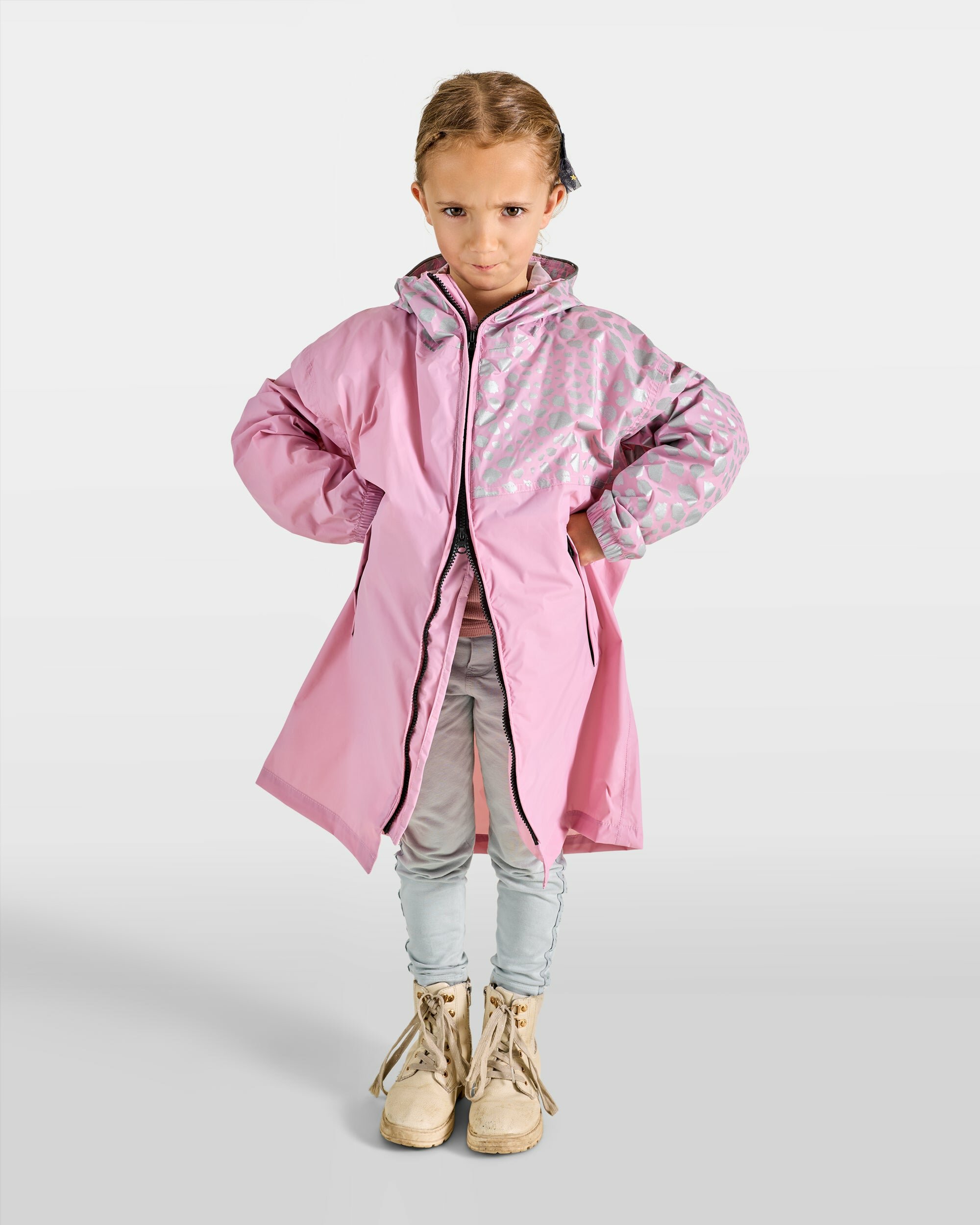 petit-poncho-de-pluie-velo-rose-cendre-motifs-guepard-reflechissants-fille-enfant-respirant-zip-double-ouverture