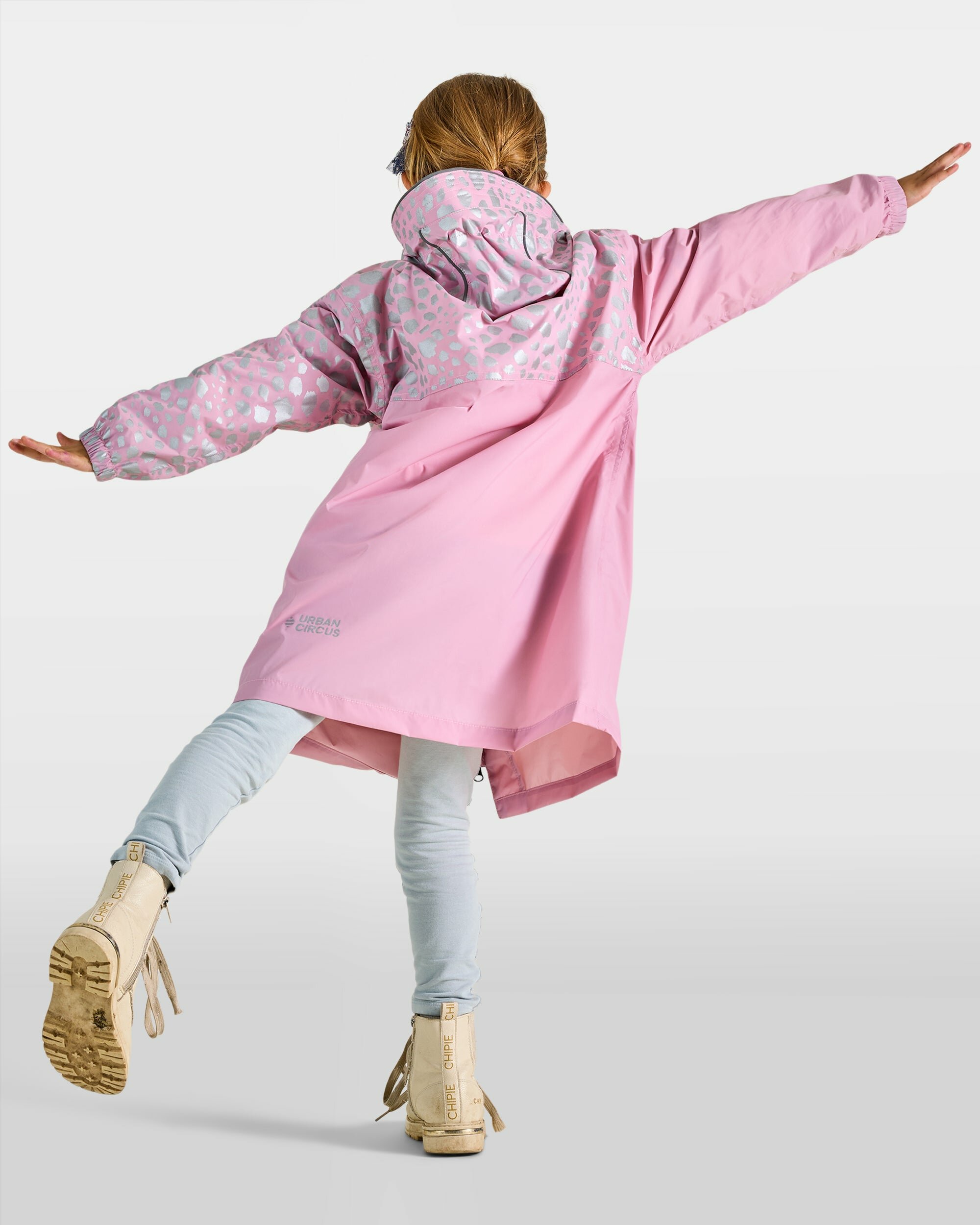 petit-poncho-de-pluie-velo-rose-cendre-motifs-guepard-reflechissants-fille-enfant-capuche-impermeable