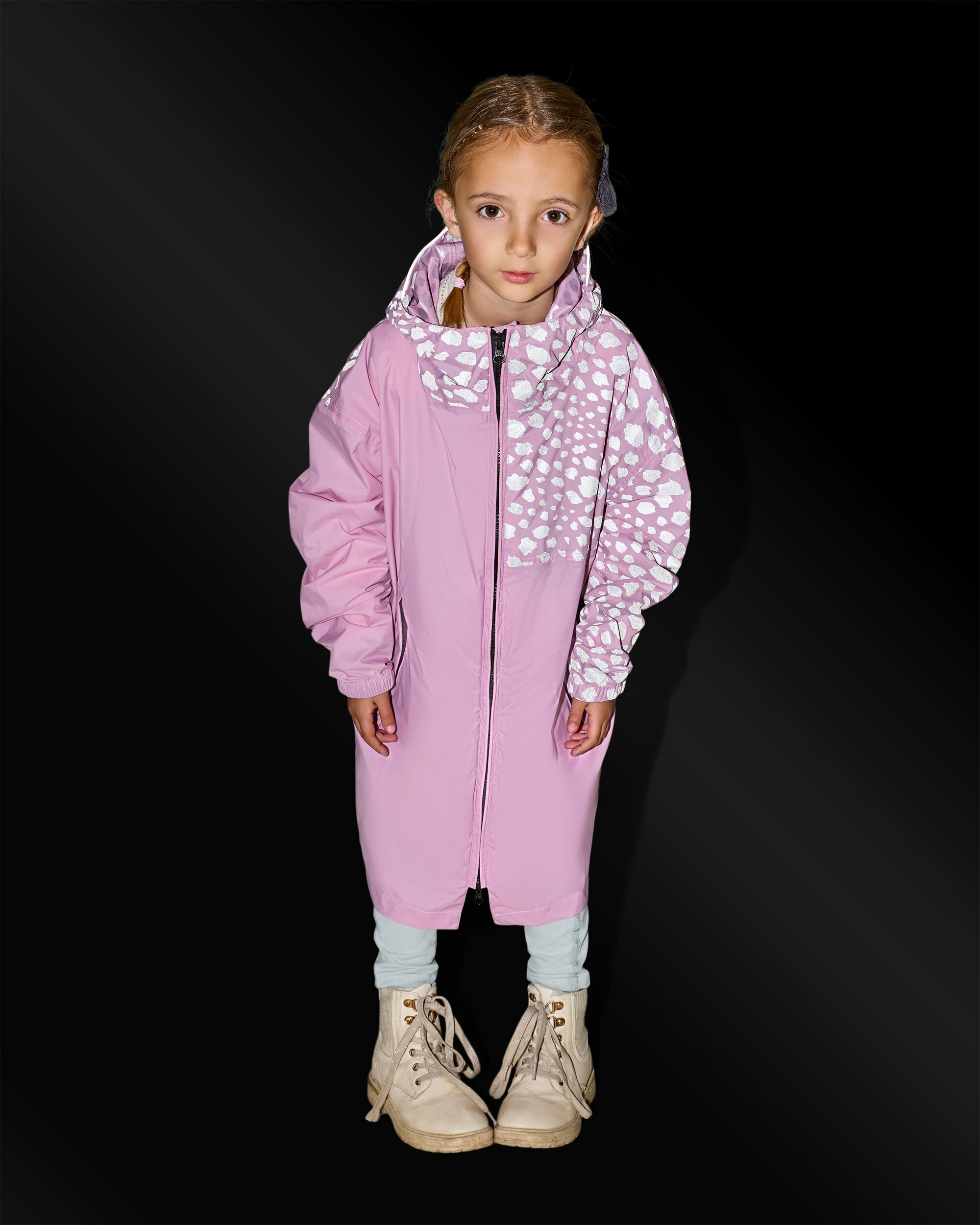 poncho-de-pluie-enfant-rose-cendre-motifs-guepard-reflechissants-fille-etanche