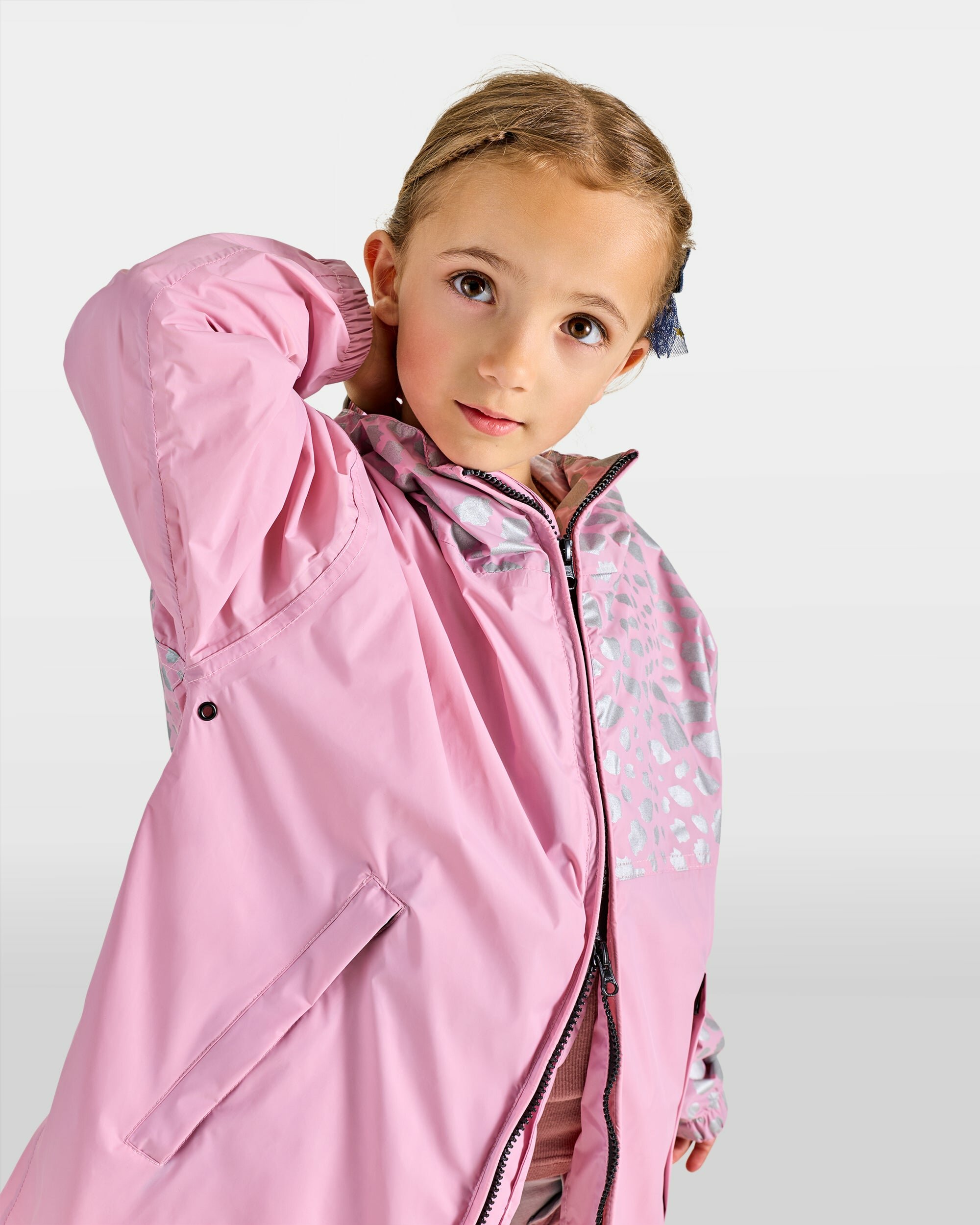 petit-poncho-de-pluie-velo-rose-cendre-motifs-guepard-reflechissants-fille-enfant-impermeable