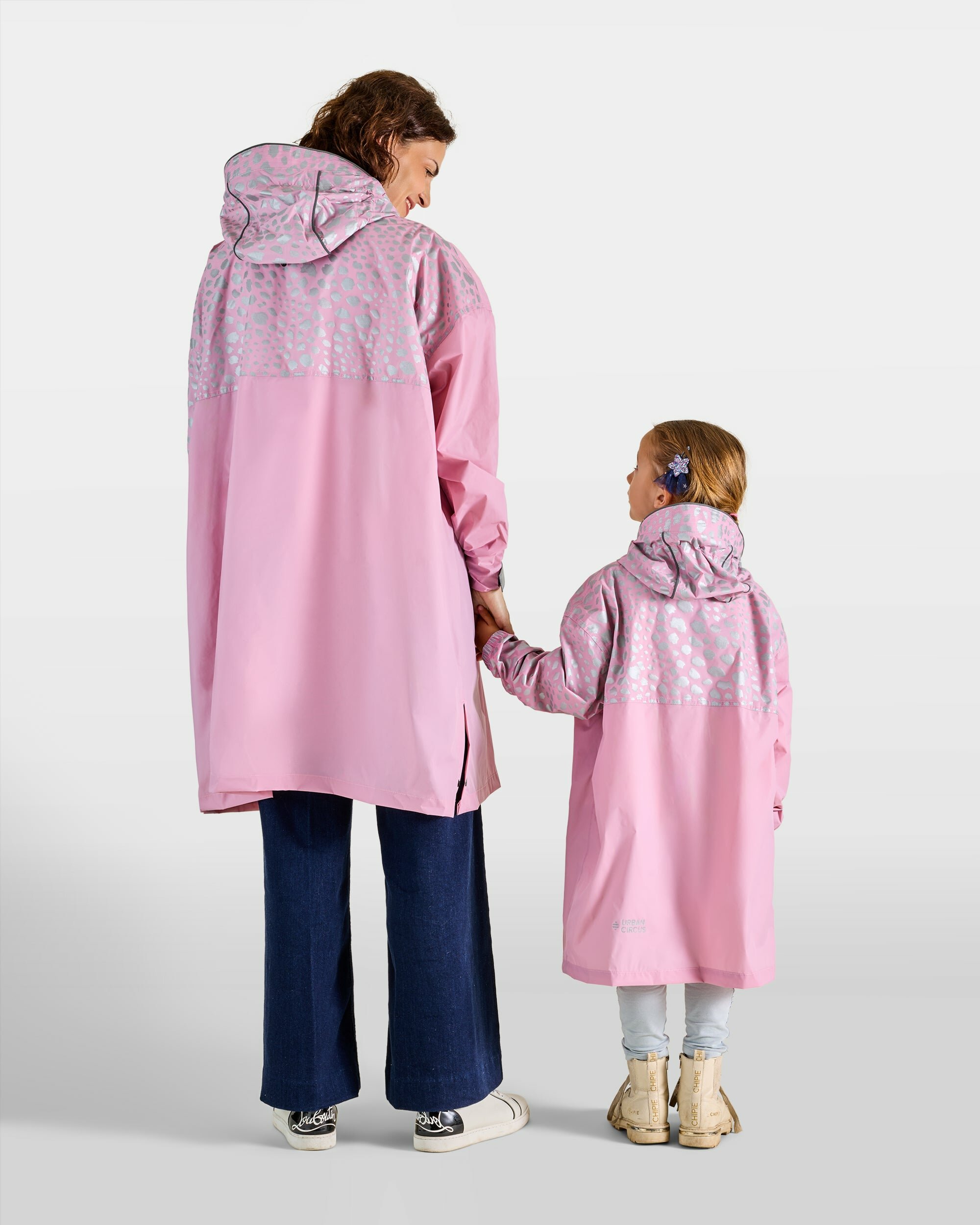 poncho-de-pluie-velo-rose-cendre-motifs-guepard-reflechissants-fille-mere-impermeable