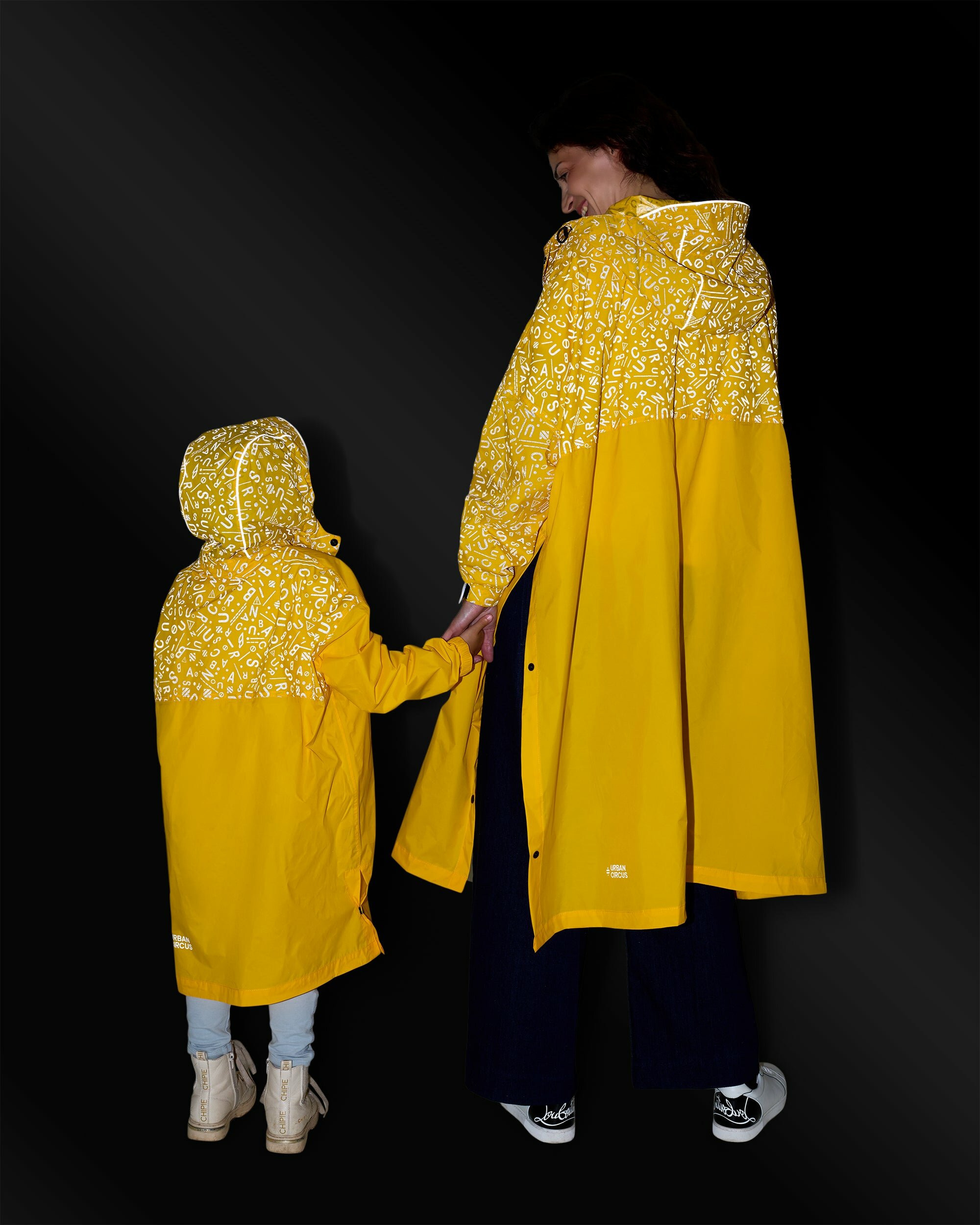 poncho-de-pluie-enfant-adulte-romea-mere-fille-jaune-motifs-graffiti-reflechissants-urban-circus