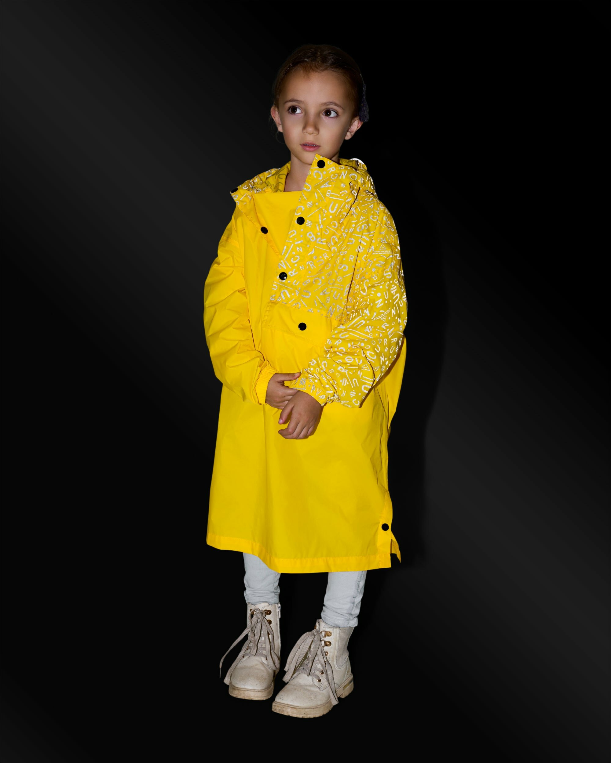 poncho-de-pluie-enfant-romea-fille-jaune-motifs-graffiti-reflechissants-urban-circus