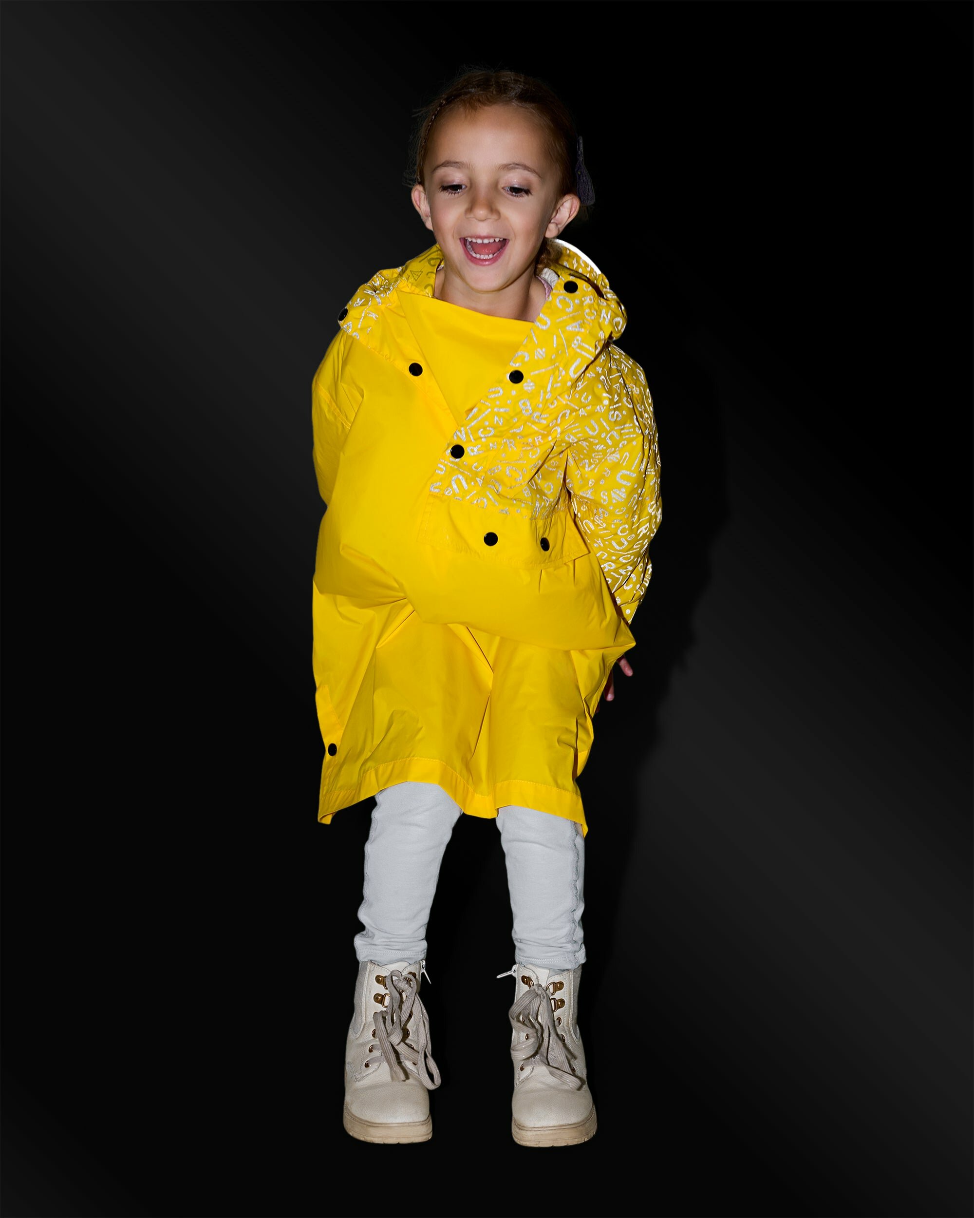 poncho-de-pluie-enfant-fille-jaune-motifs-graffiti-reflechissants-compact-impermeable
