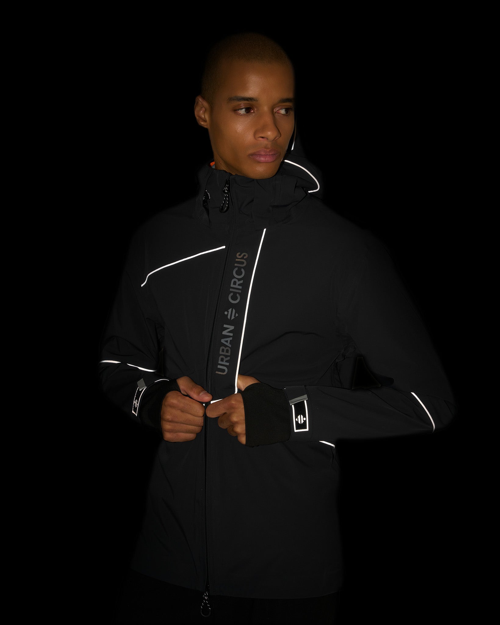 veste-ultra-respirante-impermeable-velo-noire-bvouac-urban-circus-reflechissante-homme