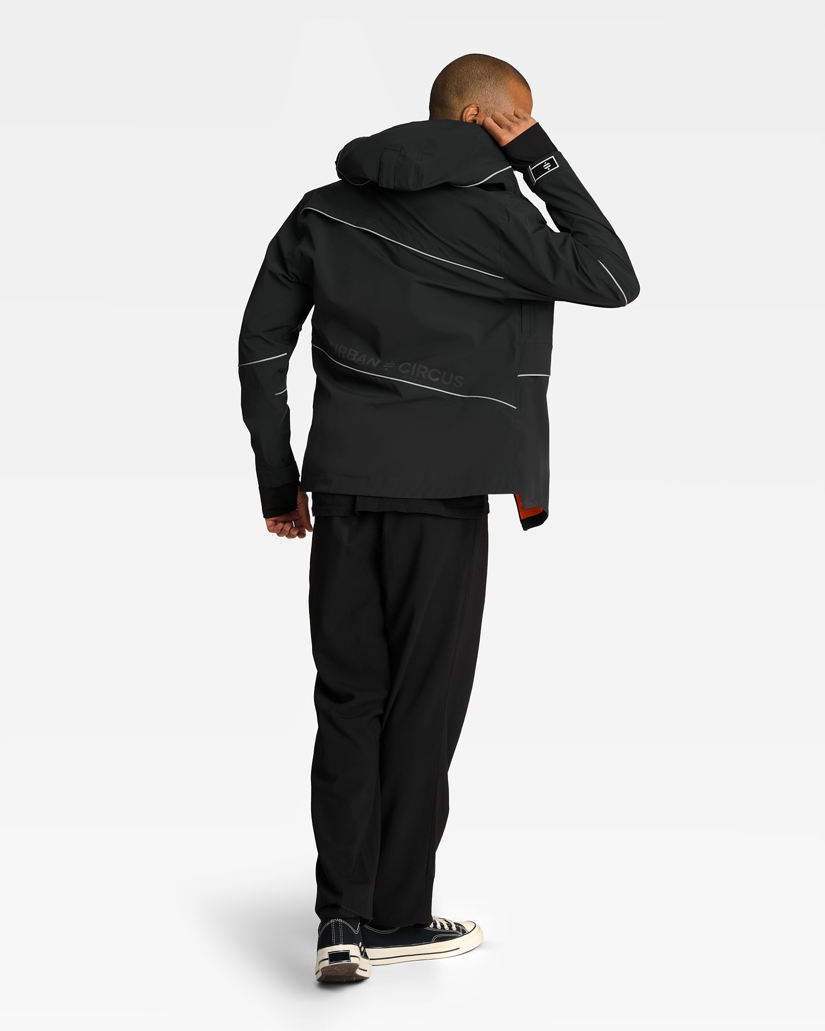 veste-ultra-respirante-impermeable-velo-noire-bvouac-urban-circus-dos-homme