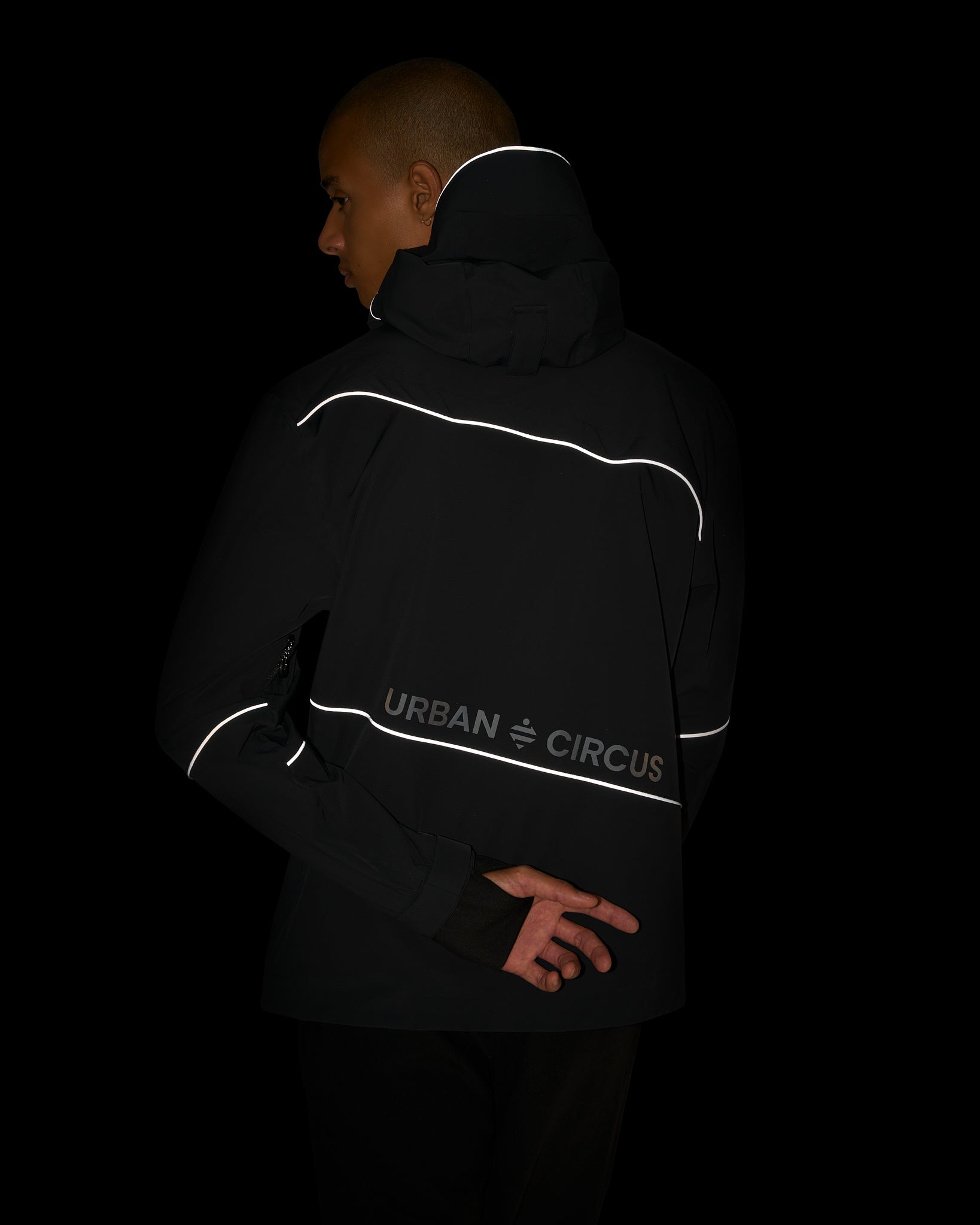 veste-ultra-respirante-impermeable-velo-noire-bvouac-reflechissante-homme