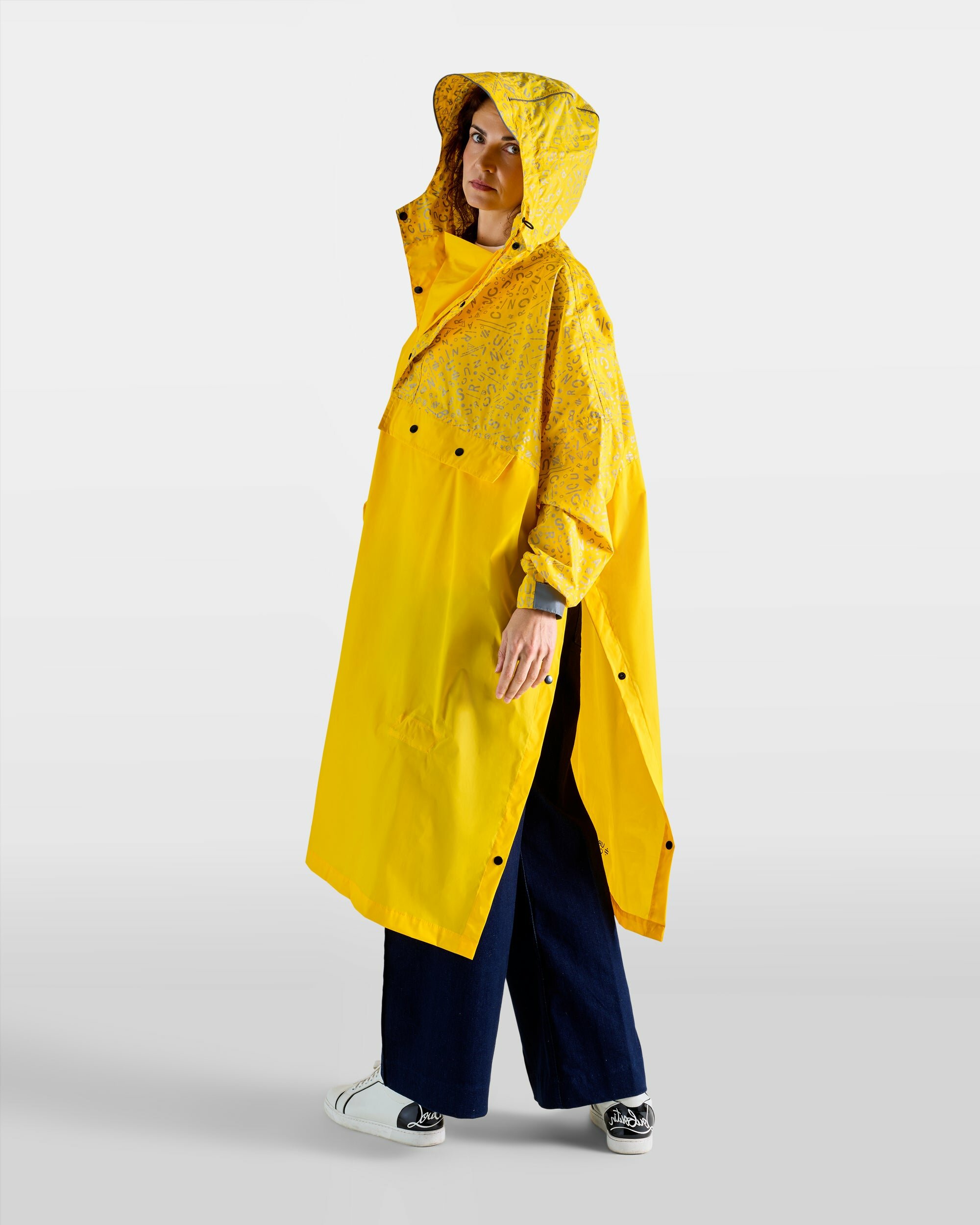poncho-de-pluie-velo-jaune-motifs-graffiti-reflechissants-femme-urban-circus
