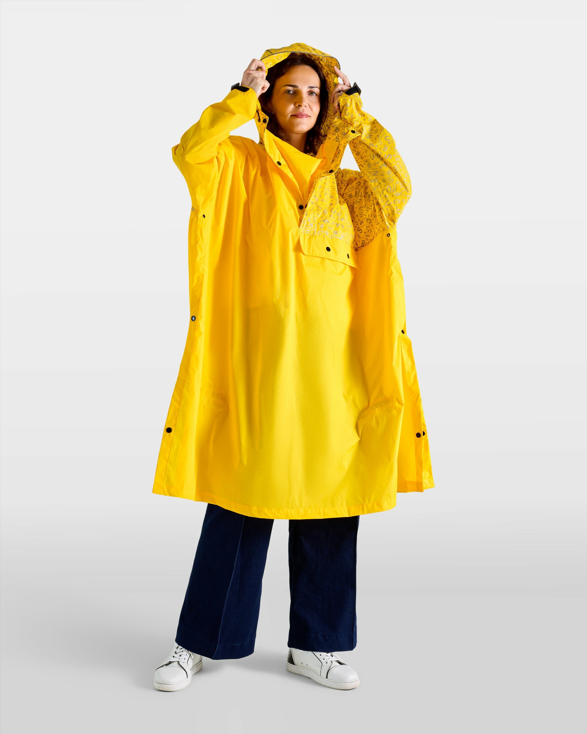 poncho-de-pluie-velo-motifs-graffiti-jaune-femme
