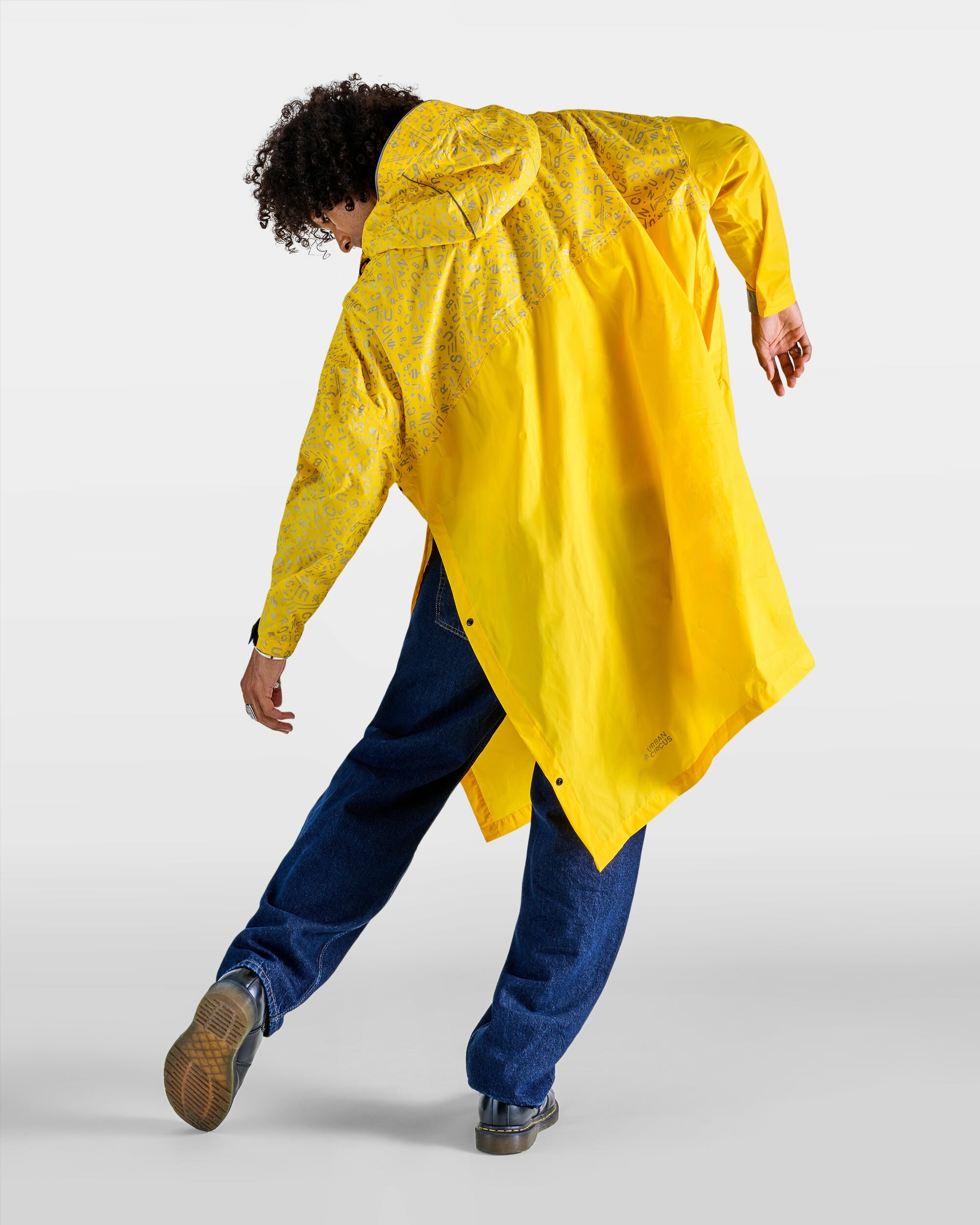 poncho-de-pluie-velo-motifs-graffiti-jaune-dos