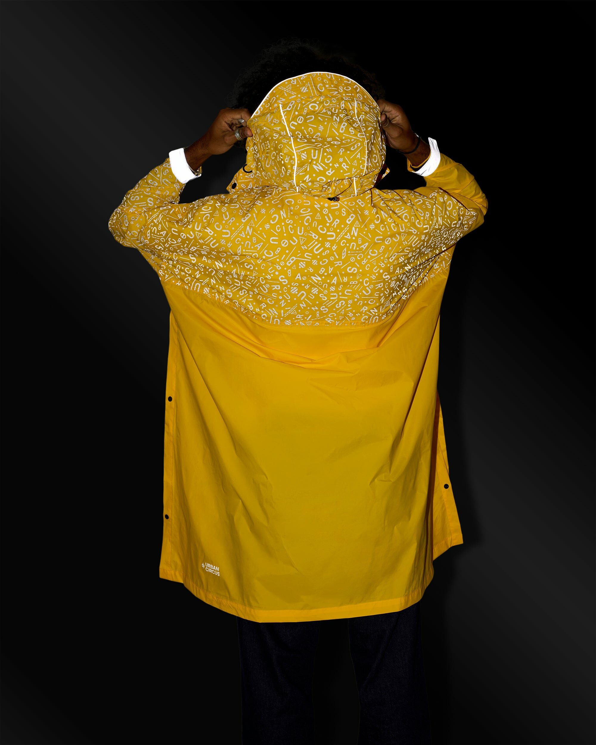 poncho-de-pluie-velo-motifs-graffiti-reflechissants-nuit-jaune-romea-dos