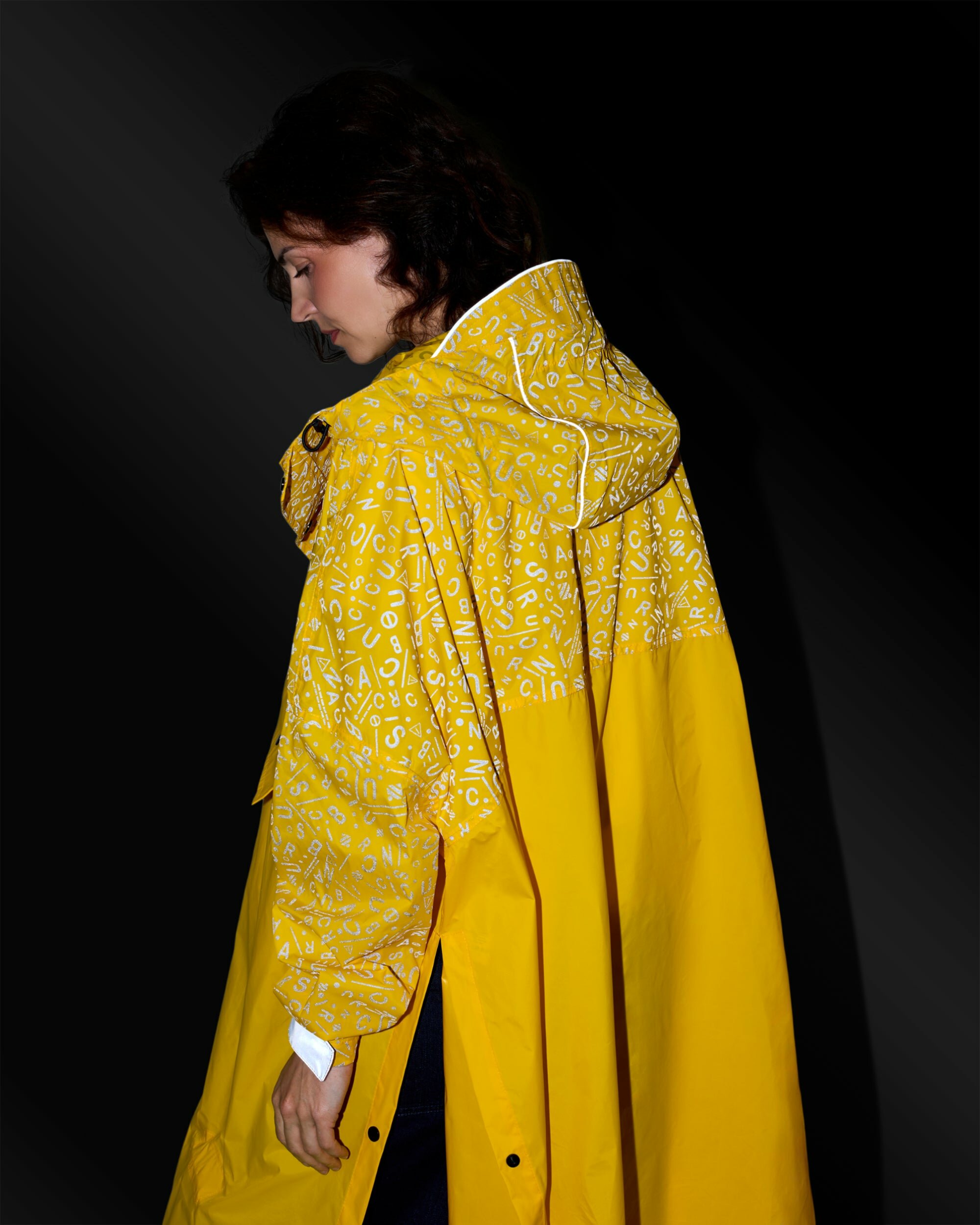 poncho-de-pluie-velo-motifs-graffiti-reflechissants-nuit-jaune-romea