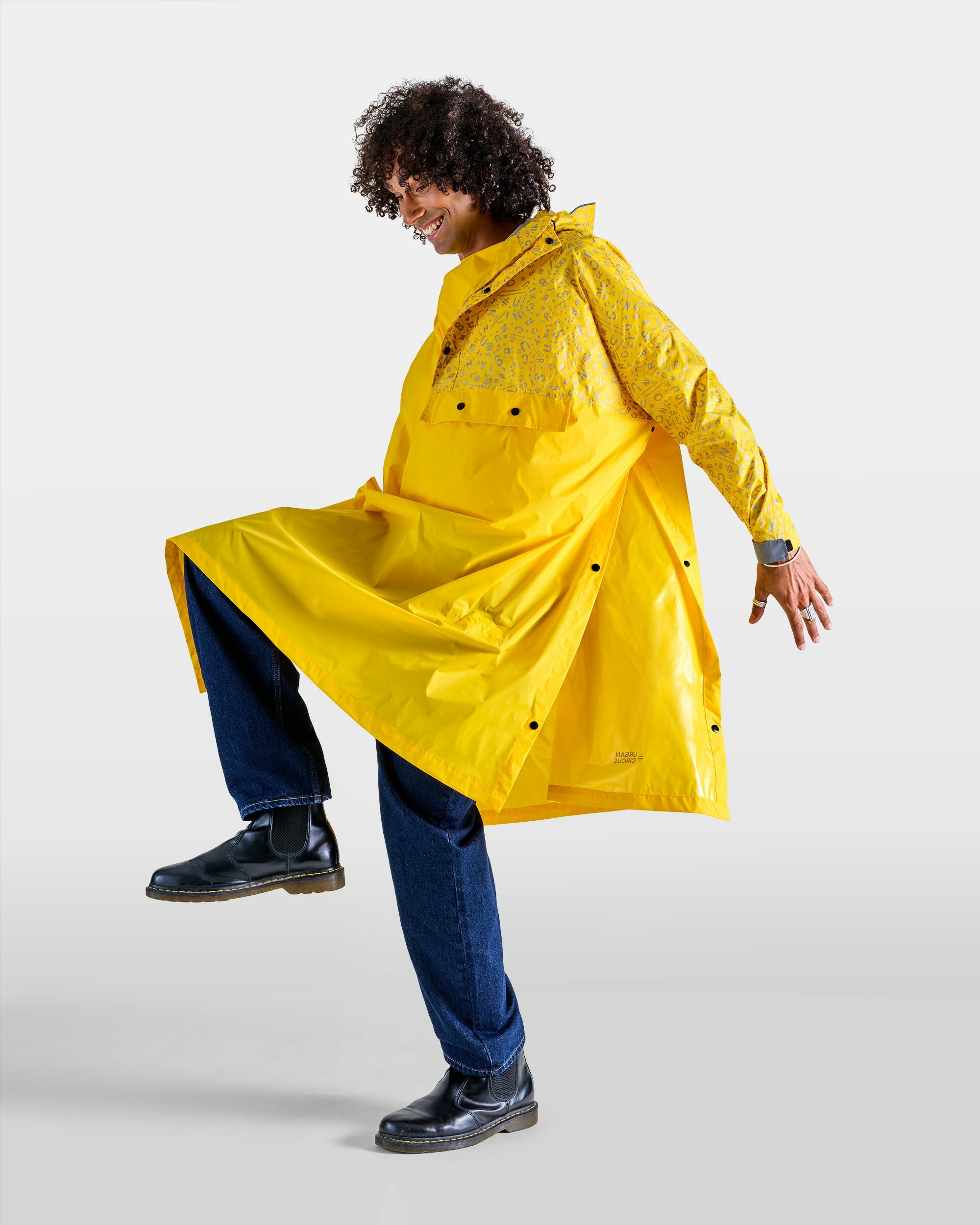 poncho-de-pluie-velo-jaune-motifs-graffiti-reflechissants-homme-urban-circus
