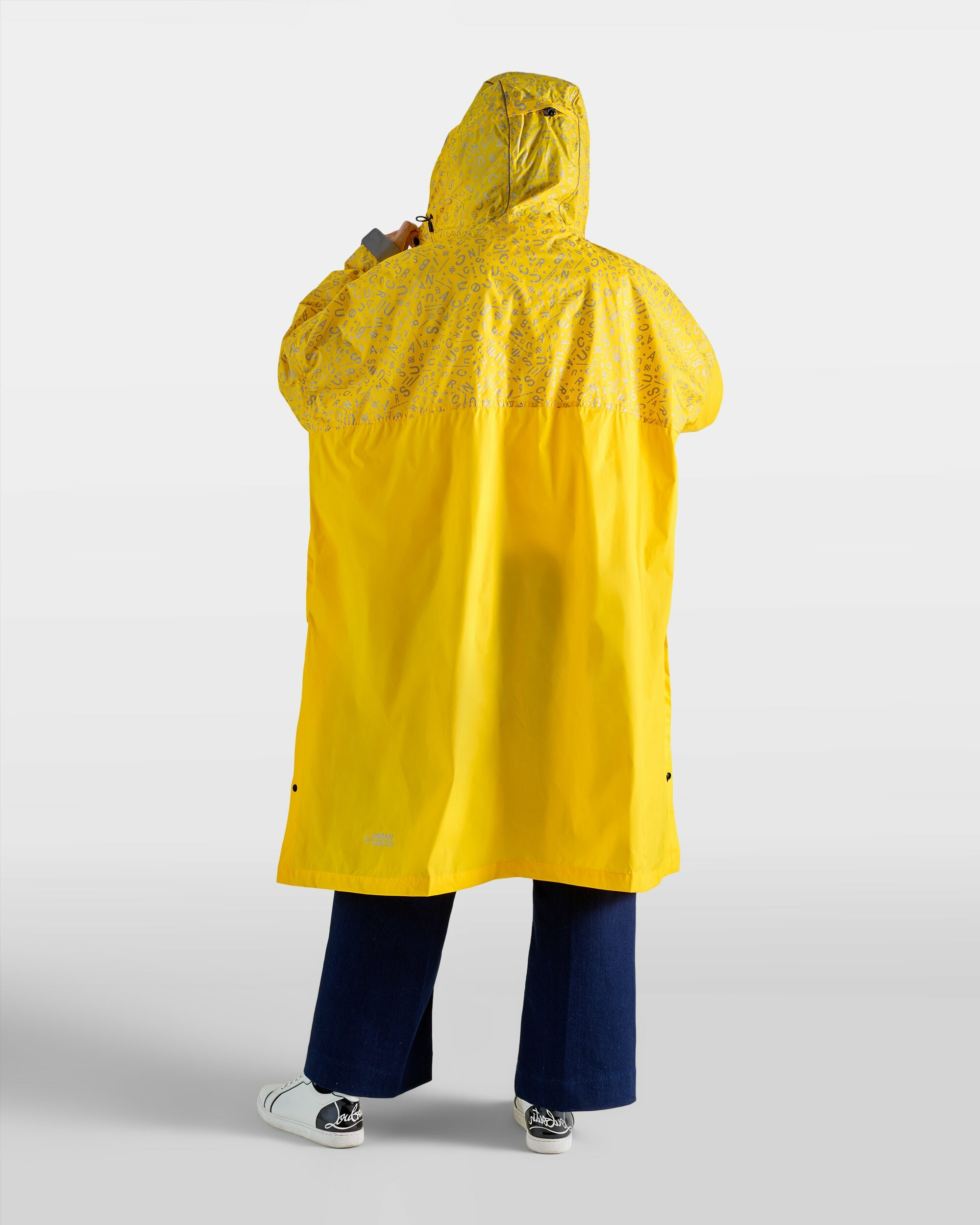 poncho-de-pluie-velo-jaune-motifs-graffiti-reflechissants-femme-dos