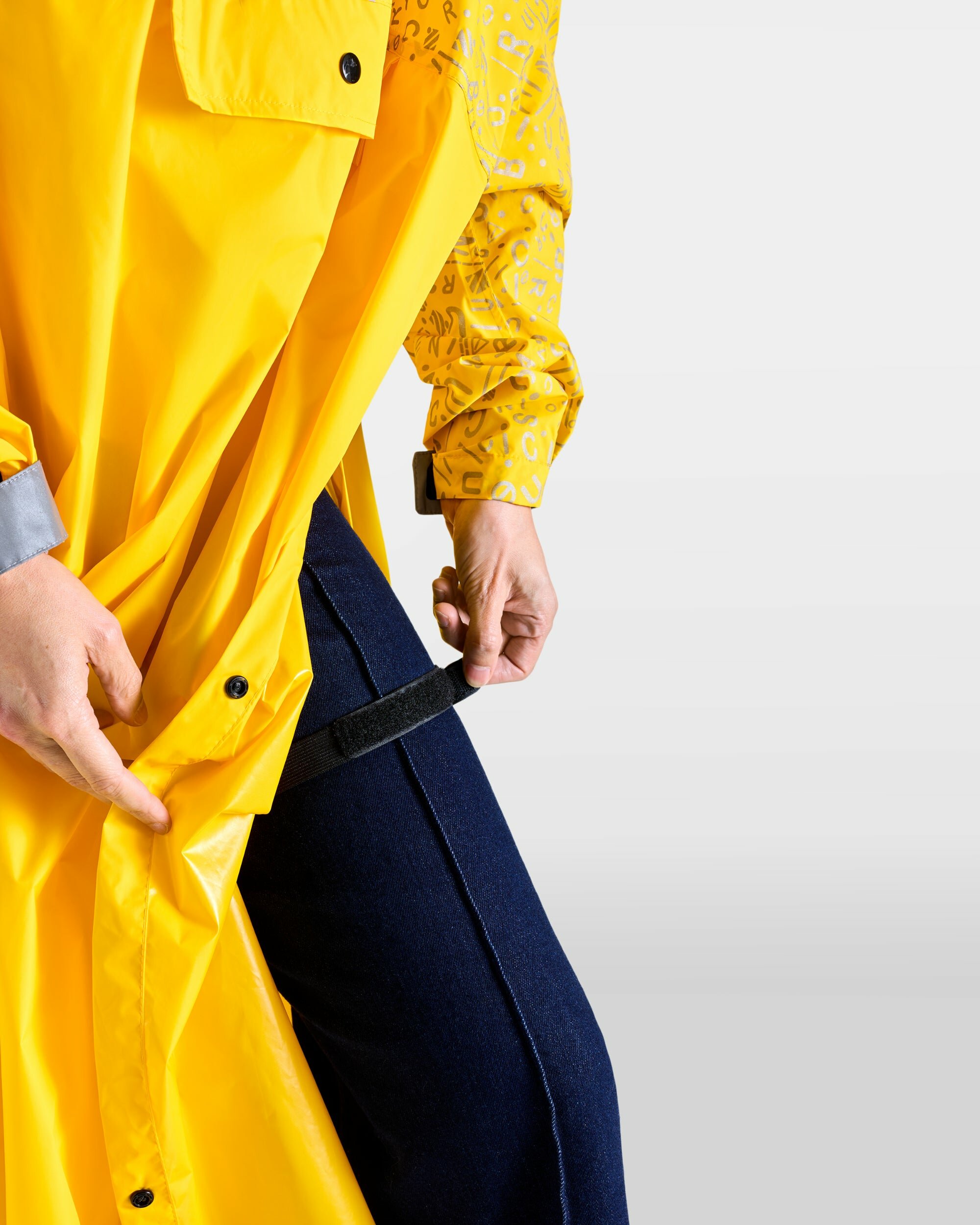 poncho-de-pluie-velo-jaune-motifs-graffiti-reflechissants-femme-accroches-jambes
