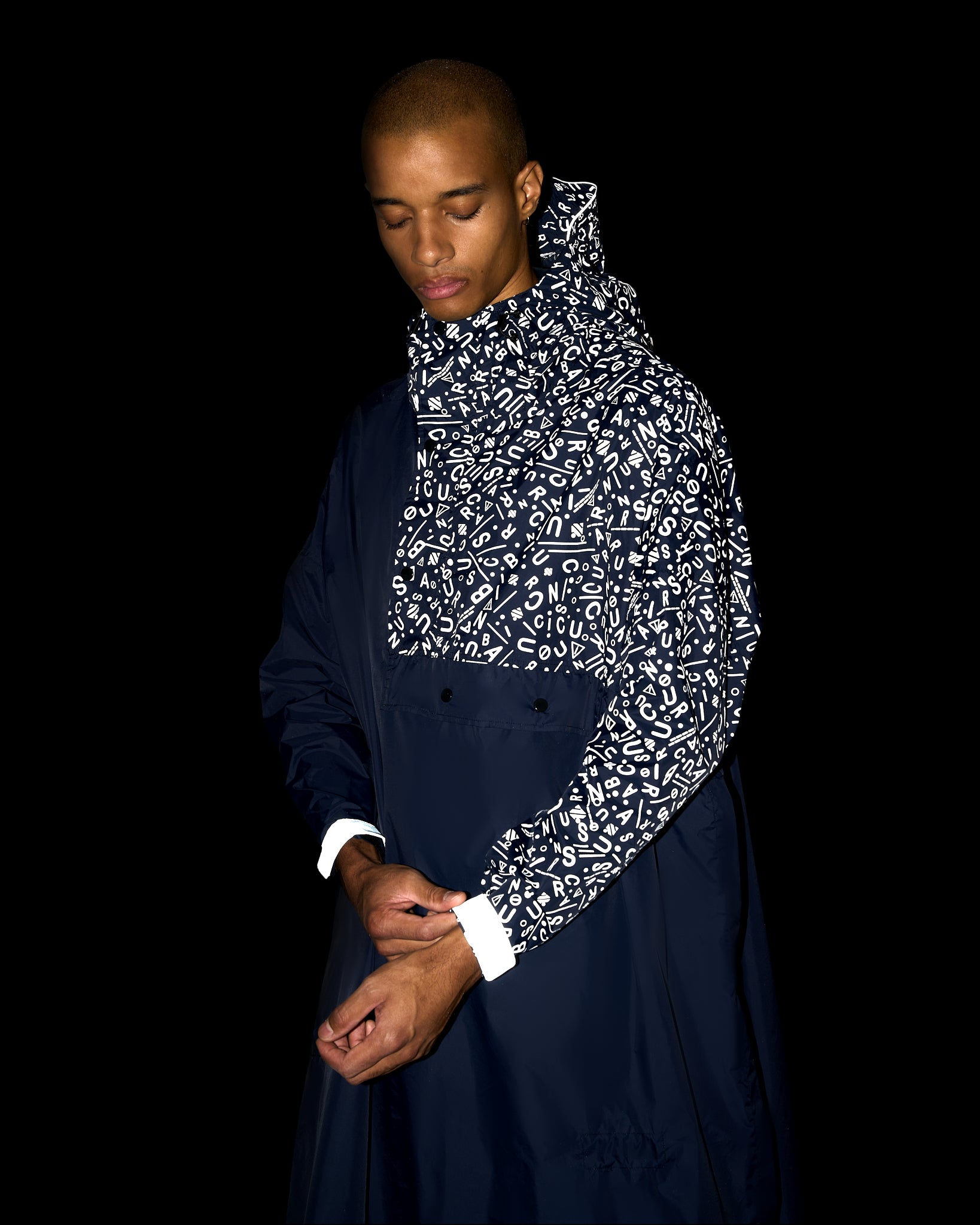 poncho-de-pluie-velo-motifs-graffiti-bleu-marine-reflechissants-homme