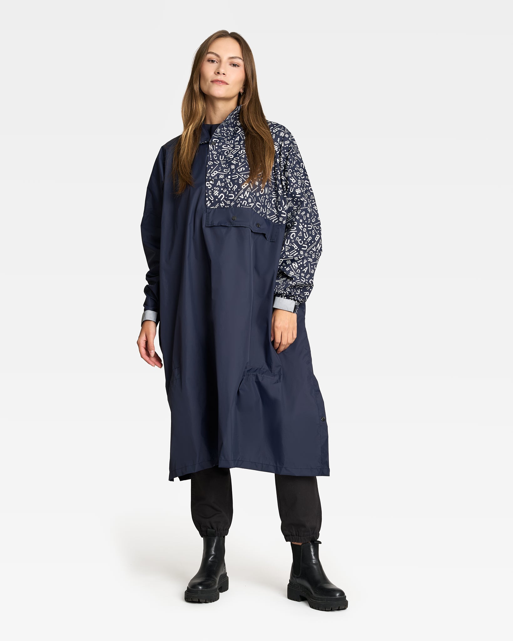 poncho-de-pluie-velo-motifs-graffiti-bleu-marine-reflechissants-femme-urban-circus