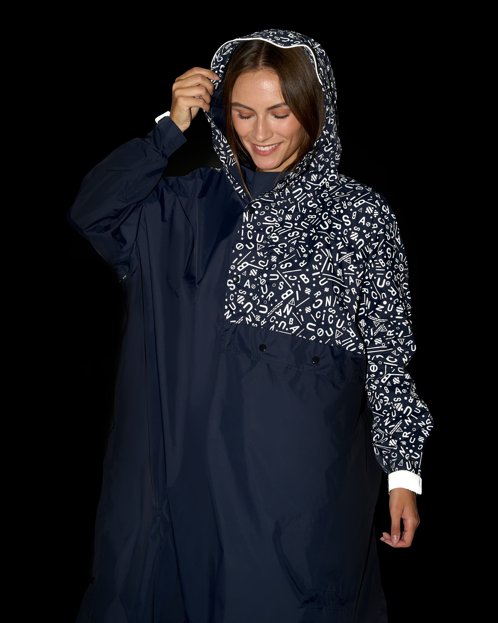 poncho-de-pluie-velo-motifs-graffiti-bleu-marine-reflechissants-femme