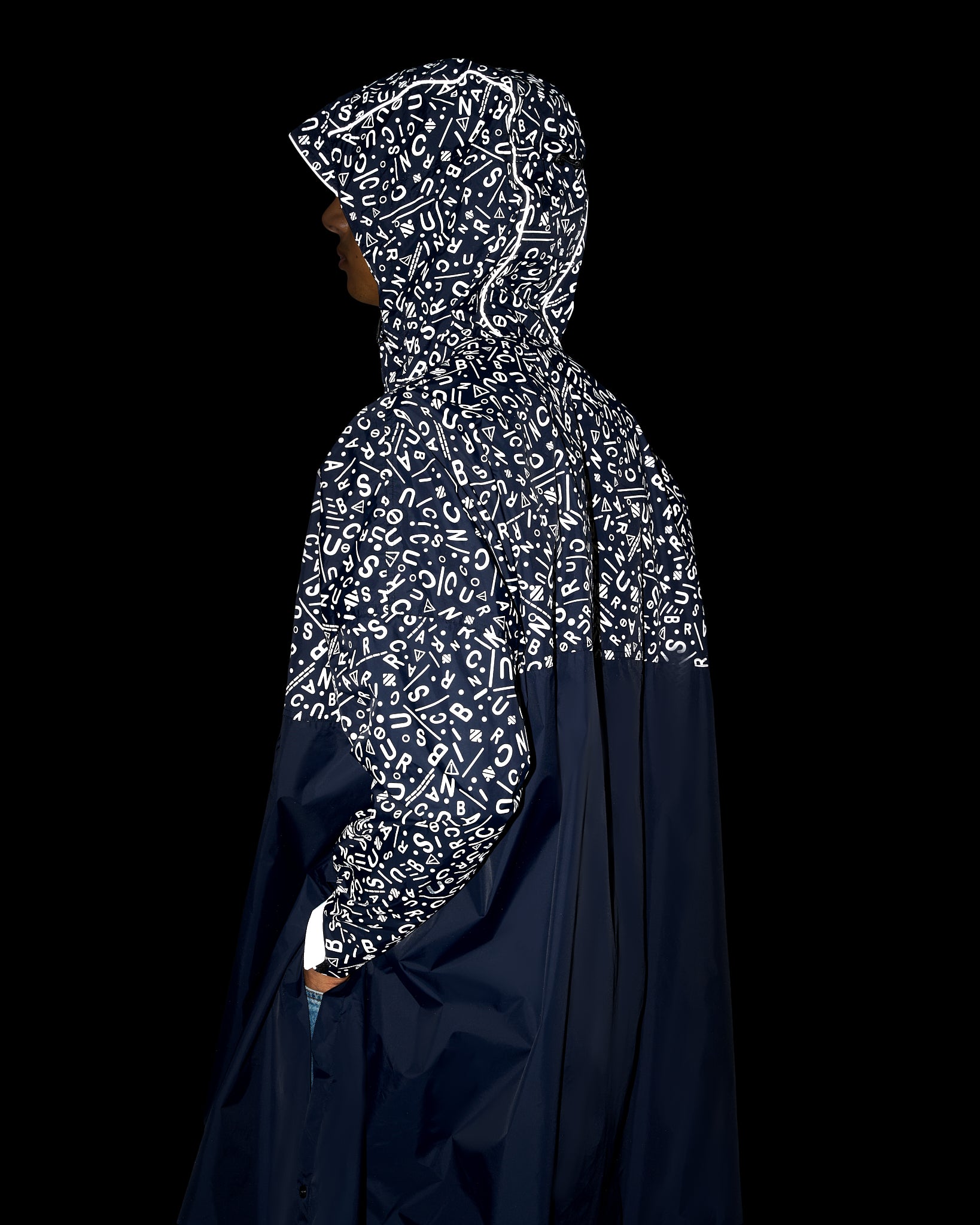 poncho-de-pluie-velo-motifs-graffiti-bleu-marine-reflechissants-dos-homme-femme