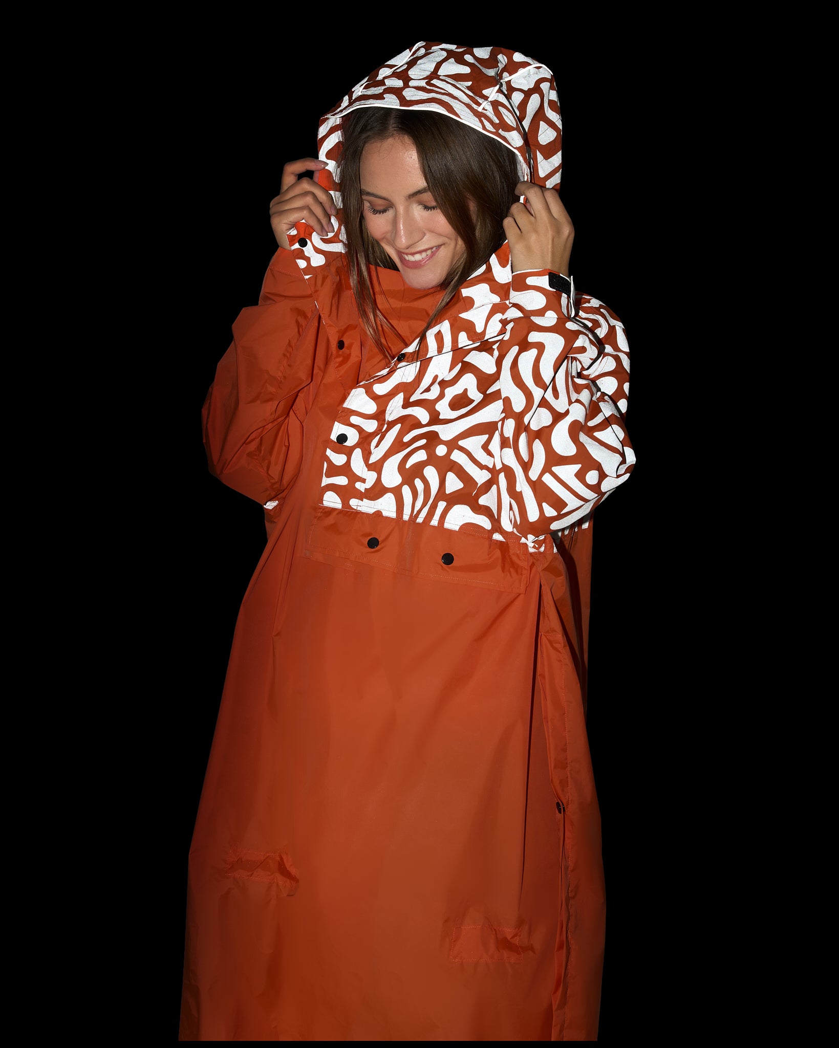 cape-de-pluie-velo-orange-motifs-reflechissants-nuit-femme