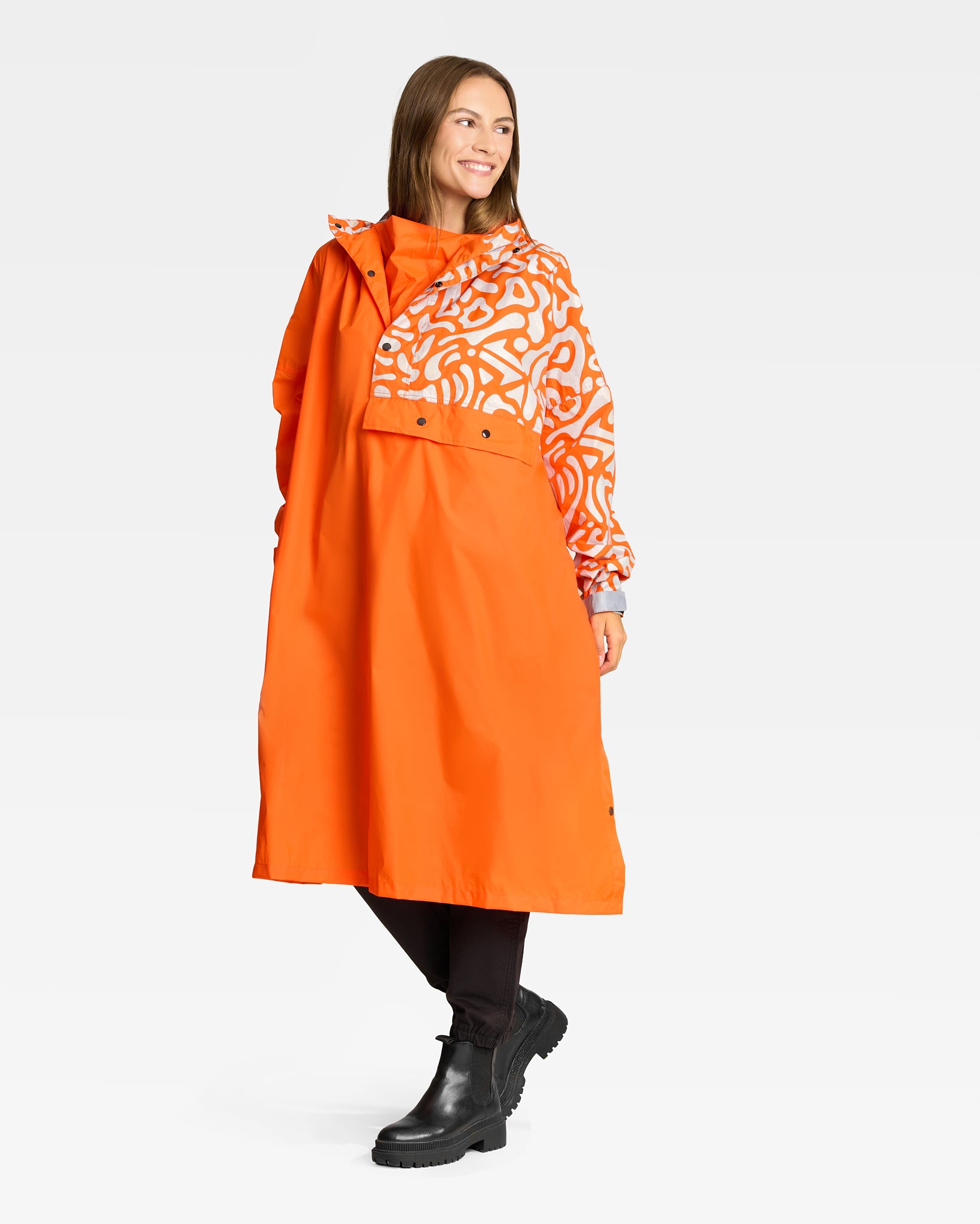 poncho-de-pluie-velo-orange-femme-reflechissant-motifs-urban-circus
