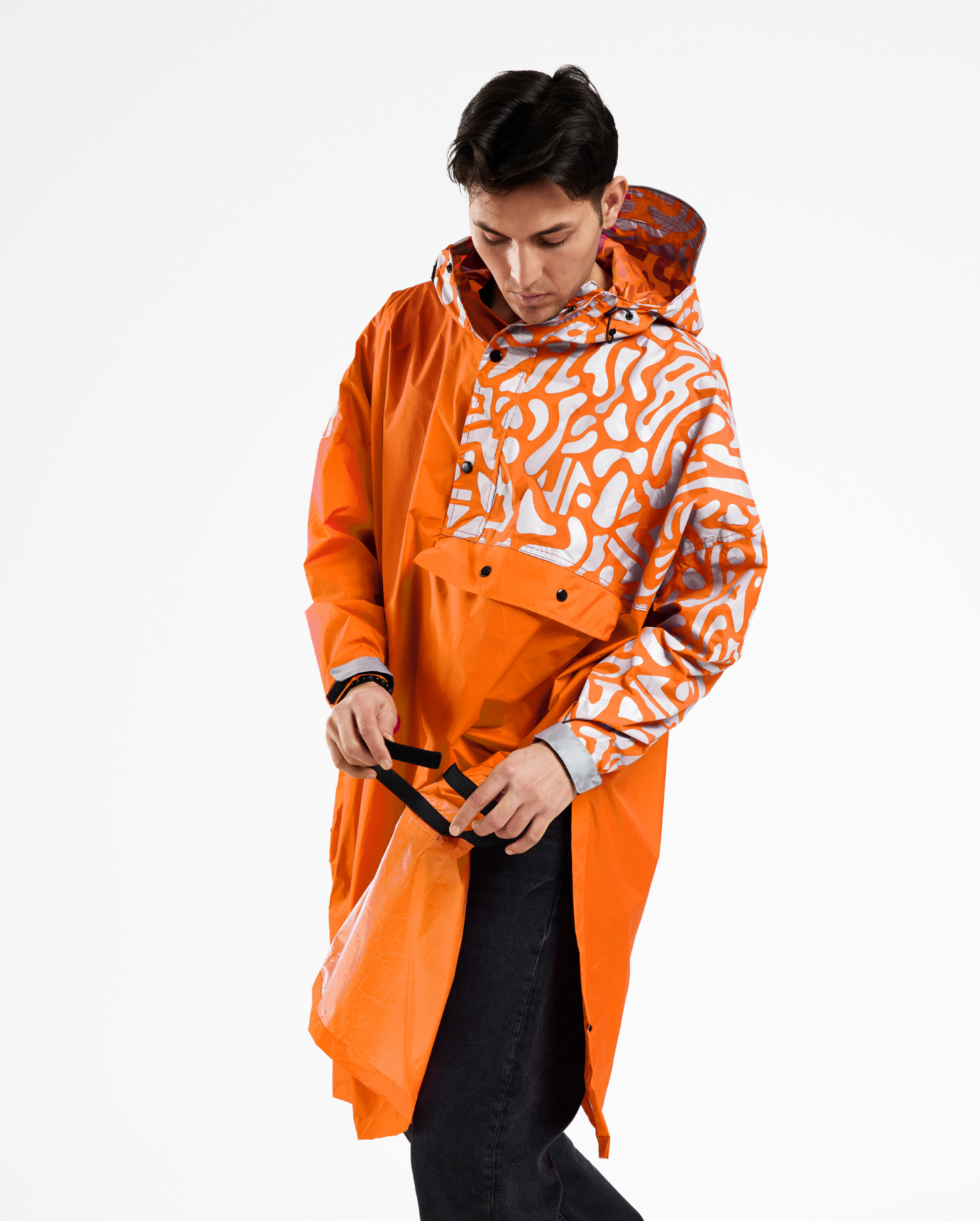 poncho-pluie-romea-urban-circus-velo-motif-orange-attaches-jambes-homme