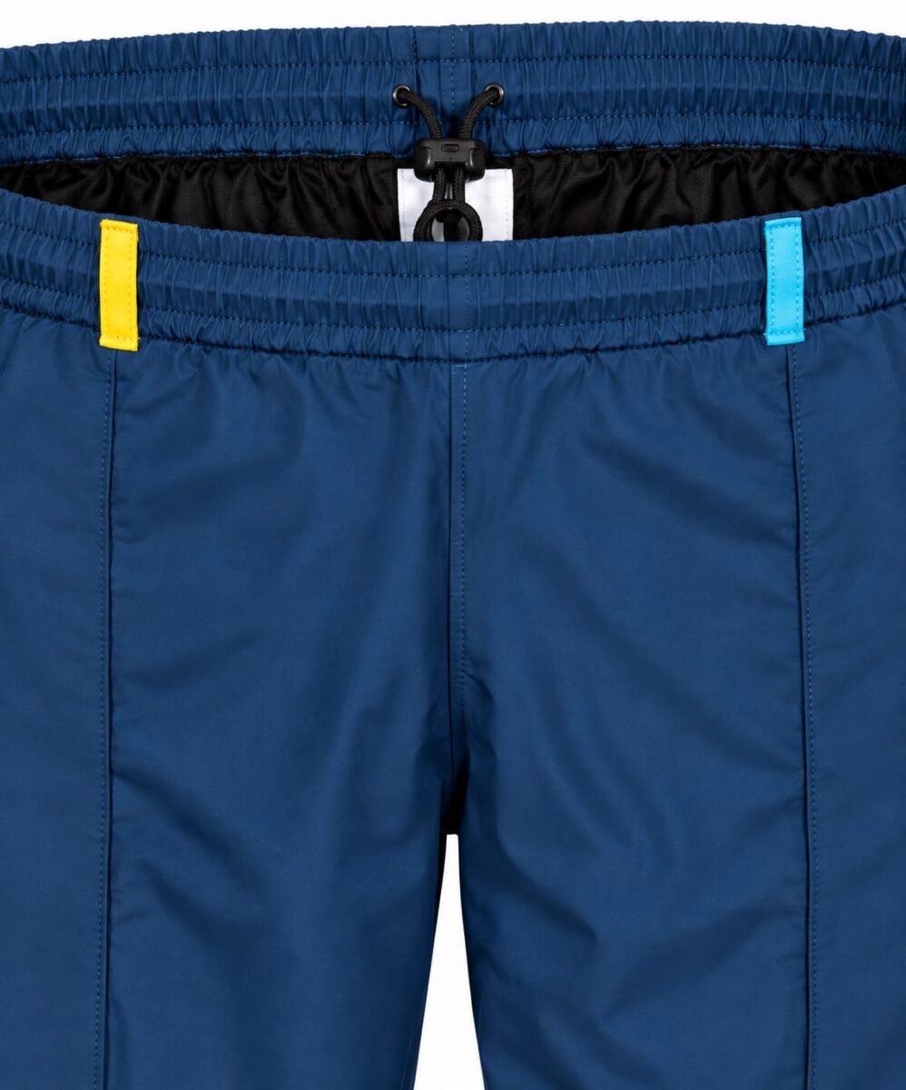 Pantalon pluie Hello Rain Storm 20K bleu foncé porté