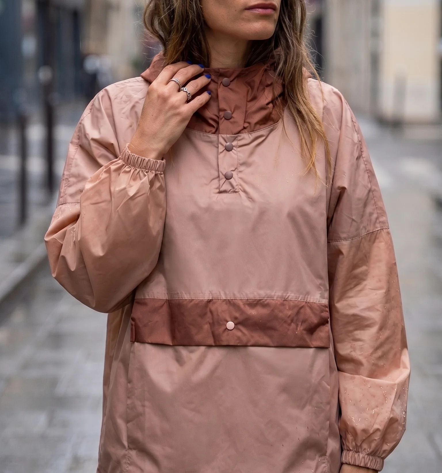 Poncho de pluie Poule Party Brown Blush porté