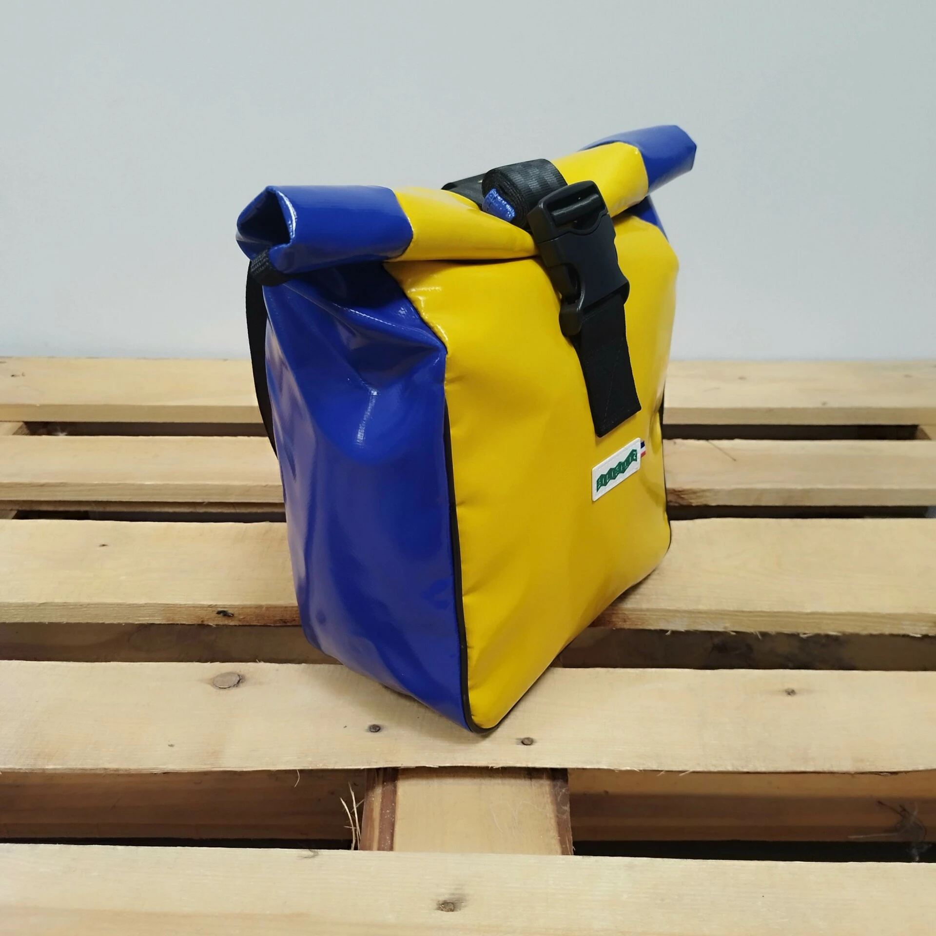 Sacoche vélo bâche Silibiliz jaune et bleu de côté