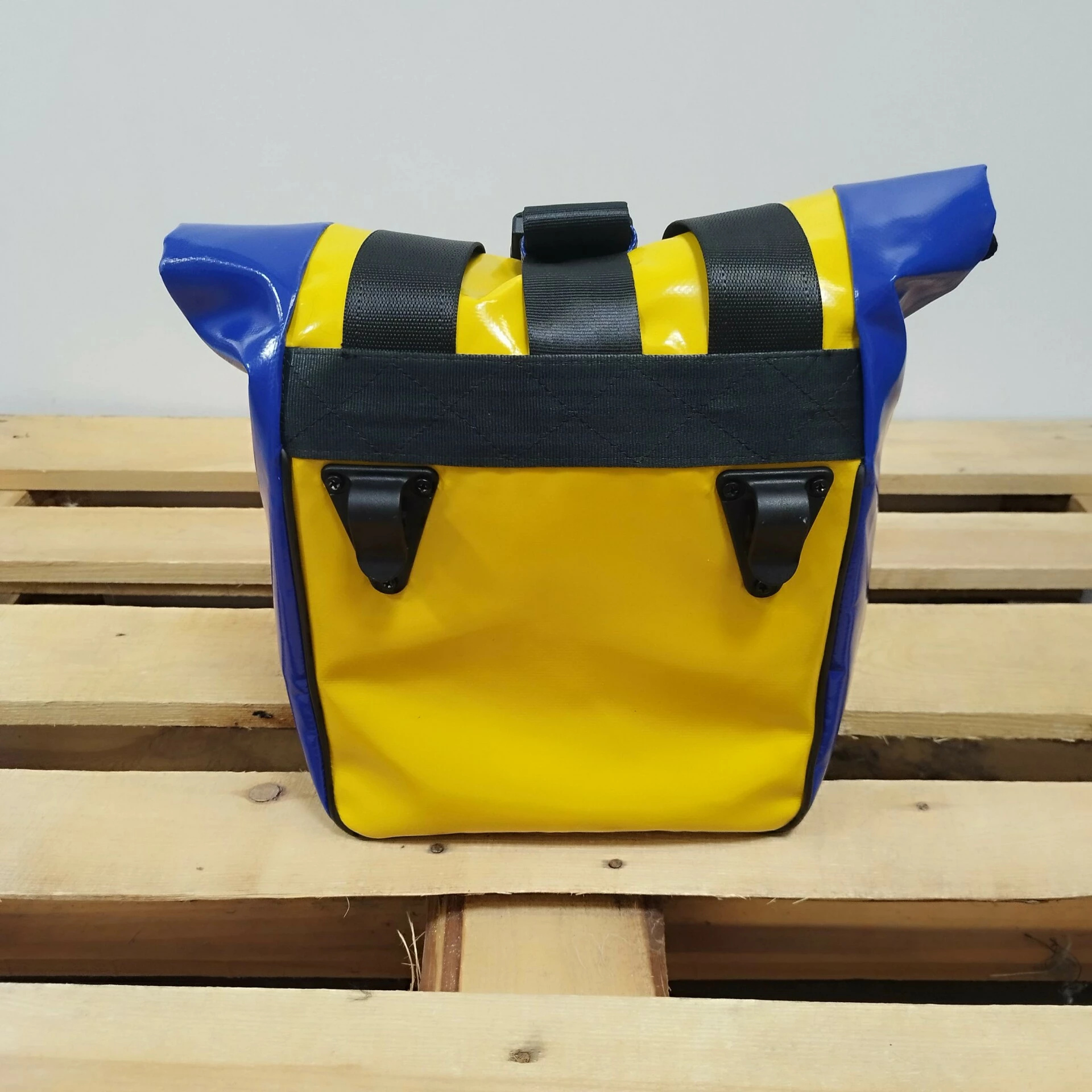 Sacoche vélo bâche Silibiliz jaune et bleu fermée