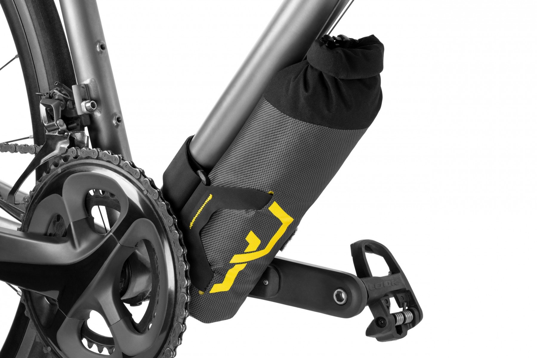 apidura-expedition-downtube-pack-1.5l-on-bike-2-hires-scaled