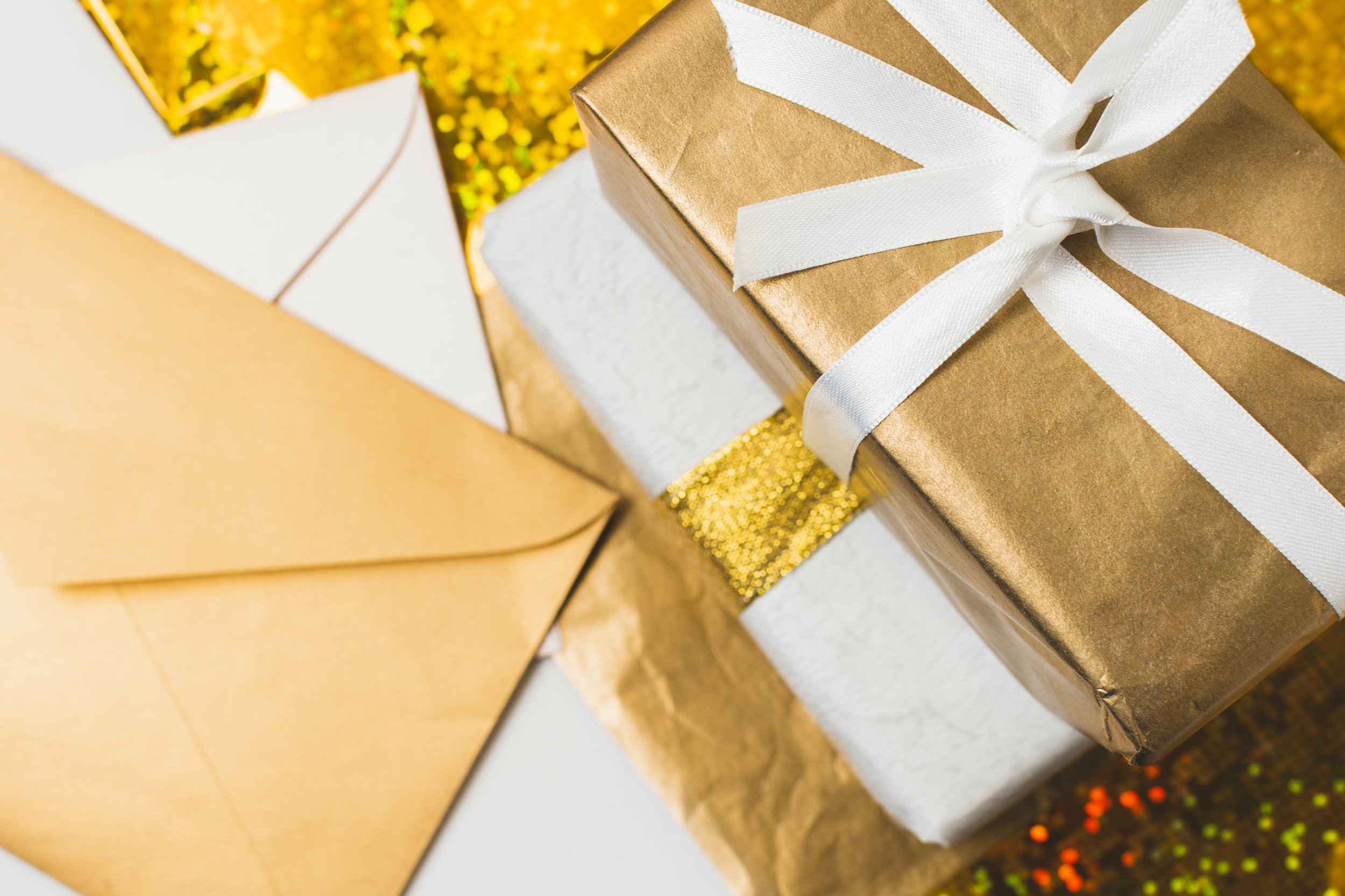 close-up-of-presents-with-envelopes
